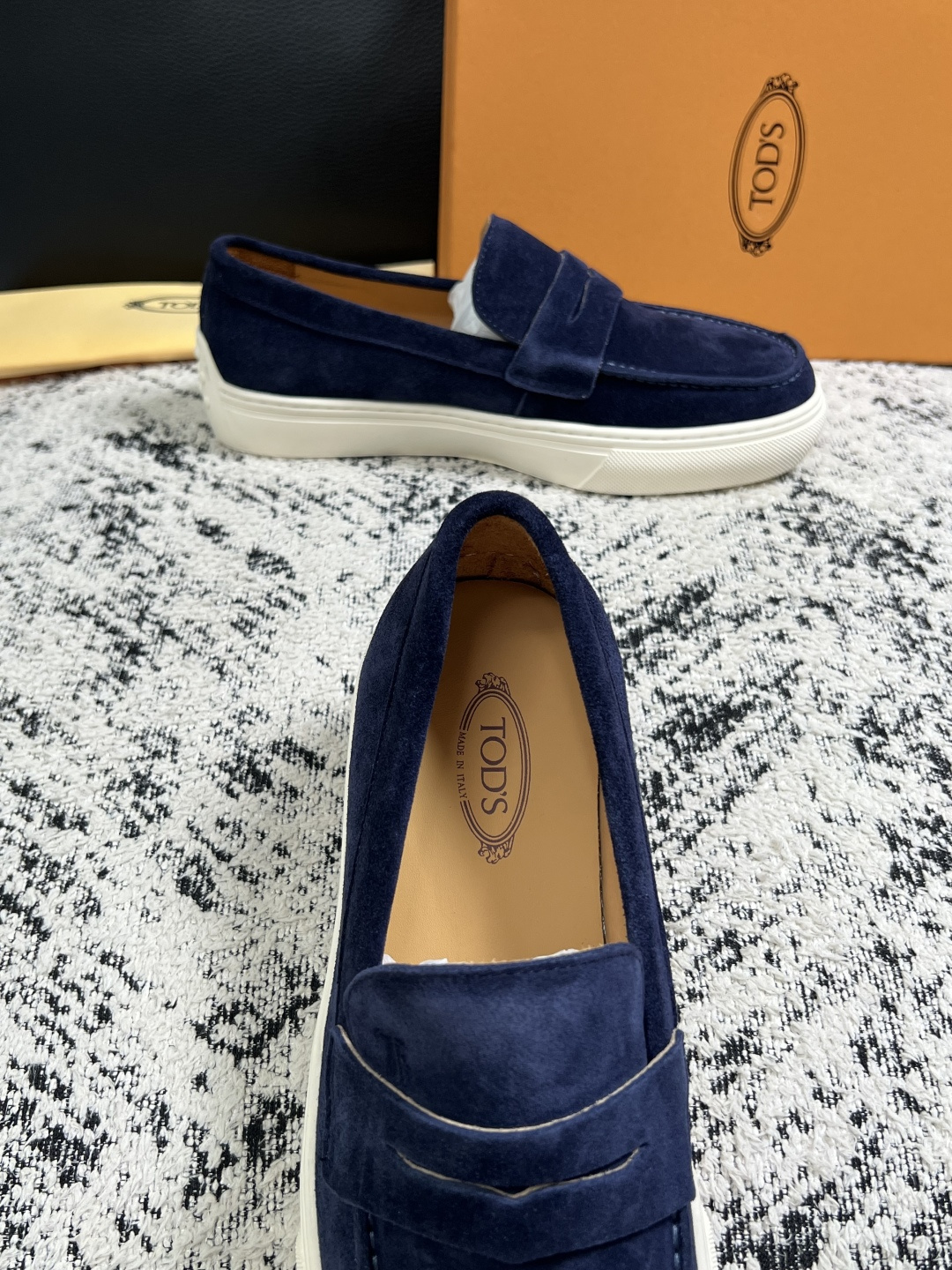 Tods  高品质  顶级工艺品  托德斯  专柜新款，原厂配置意大利进口牛皮面料，高品质复杂拼接工艺，经典的外观搭配气