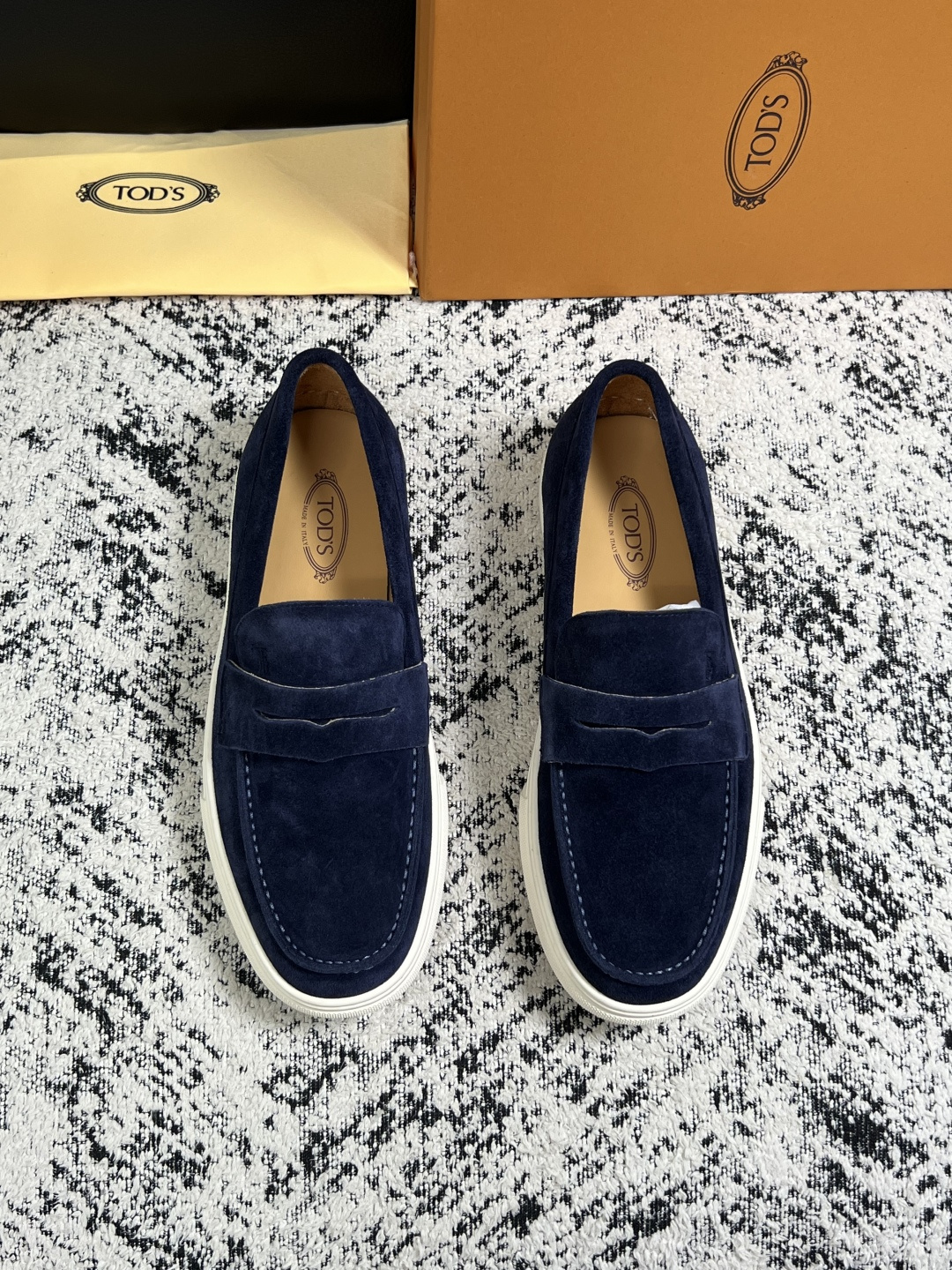 Tods  高品质  顶级工艺品  托德斯  专柜新款，原厂配置意大利进口牛皮面料，高品质复杂拼接工艺，经典的外观搭配气