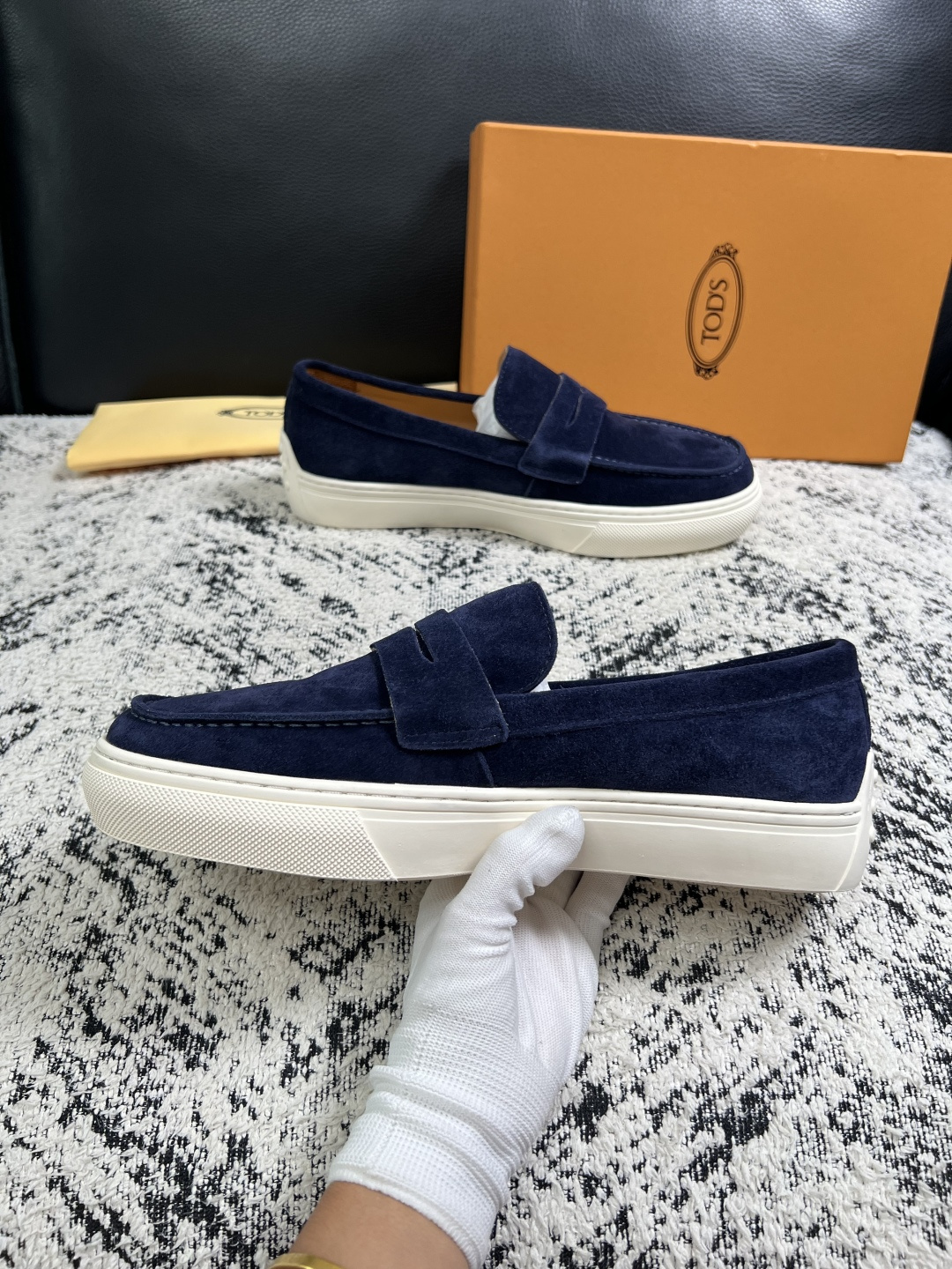 Tods  高品质  顶级工艺品  托德斯  专柜新款，原厂配置意大利进口牛皮面料，高品质复杂拼接工艺，经典的外观搭配气