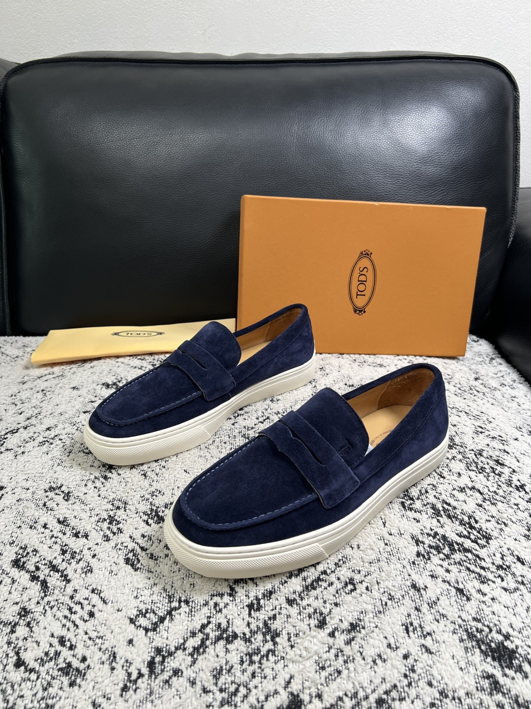 Tods  高品质  顶级工艺品  托德斯  专柜新款，原厂配置意大利进口牛皮面料，高品质复杂拼接工艺，经典的外观搭配气