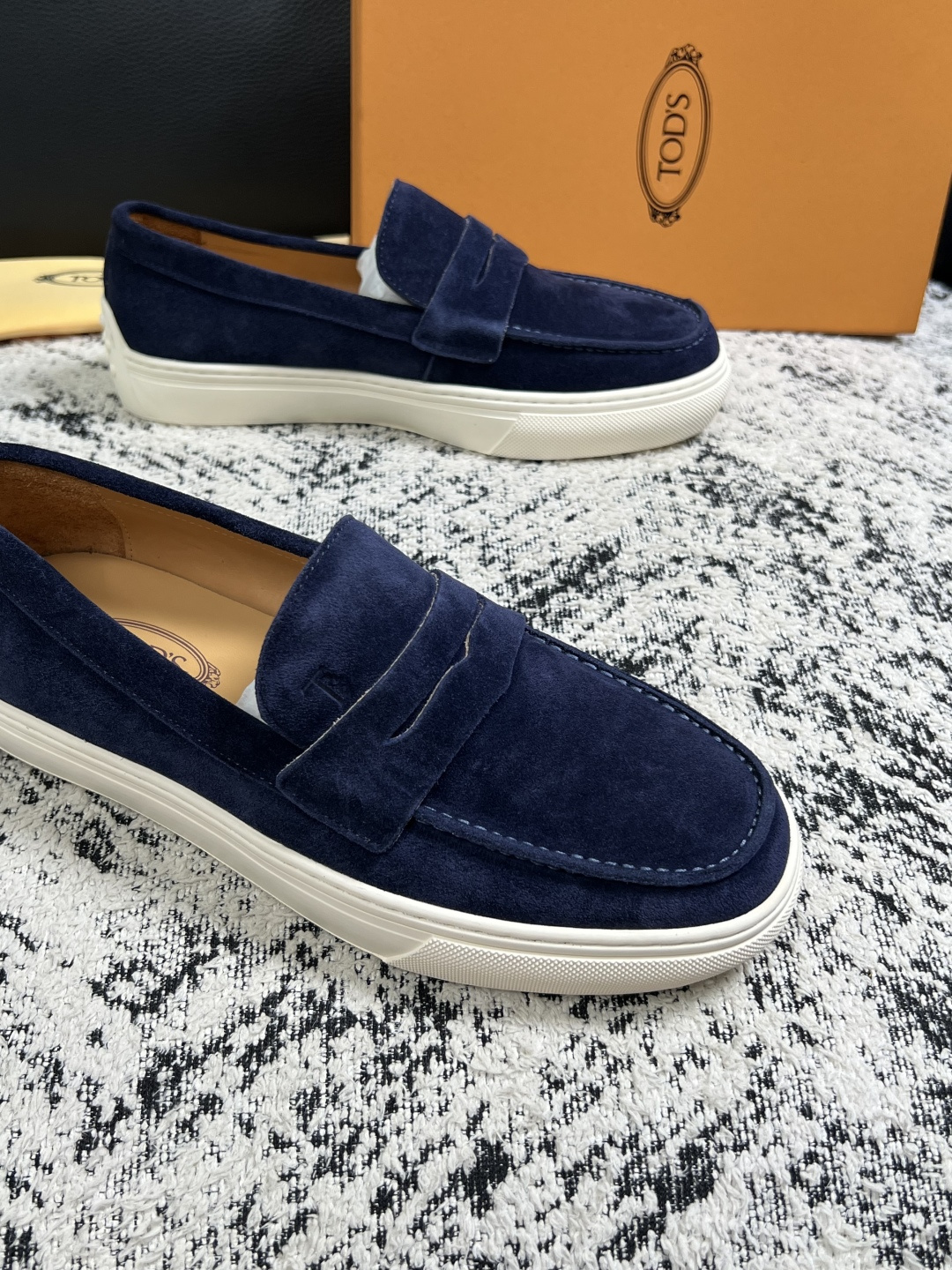 Tods  高品质  顶级工艺品  托德斯  专柜新款，原厂配置意大利进口牛皮面料，高品质复杂拼接工艺，经典的外观搭配气