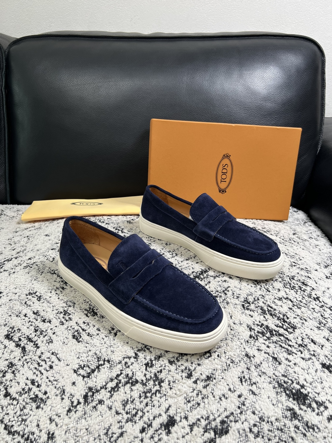 Tods  高品质  顶级工艺品  托德斯  专柜新款，原厂配置意大利进口牛皮面料，高品质复杂拼接工艺，经典的外观搭配气