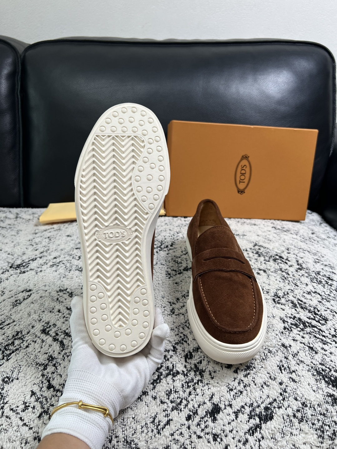 Tods  高品质  顶级工艺品  托德斯  专柜新款，原厂配置意大利进口牛皮面料，高品质复杂拼接工艺，经典的外观搭配气
