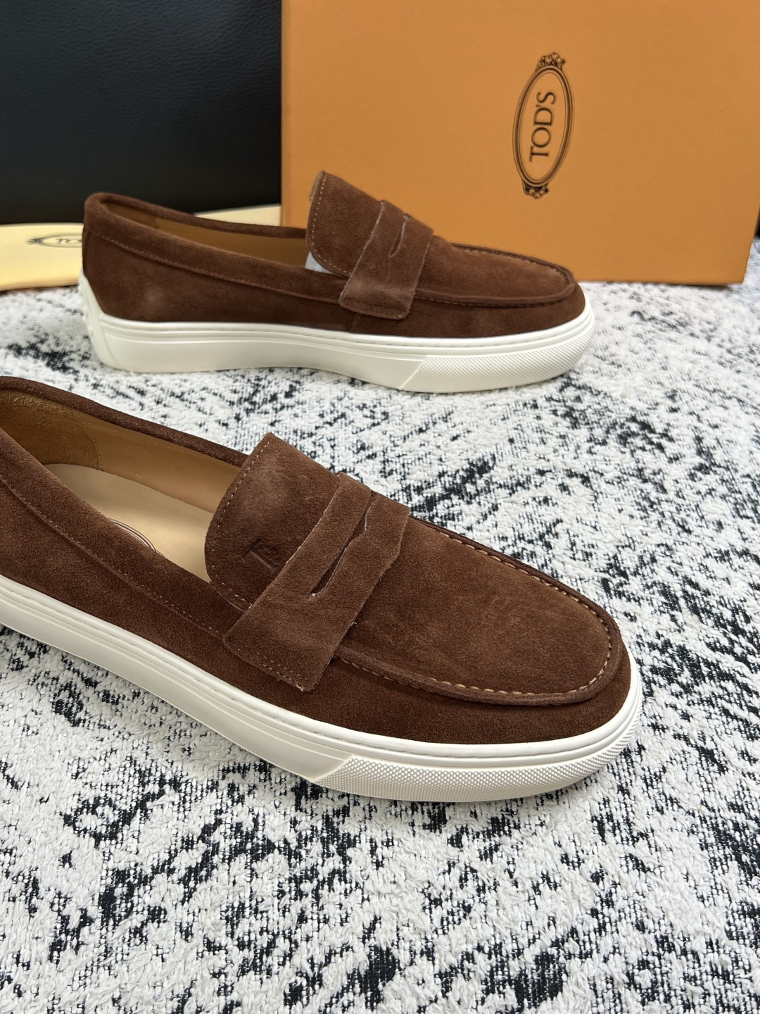 Tods  高品质  顶级工艺品  托德斯  专柜新款，原厂配置意大利进口牛皮面料，高品质复杂拼接工艺，经典的外观搭配气