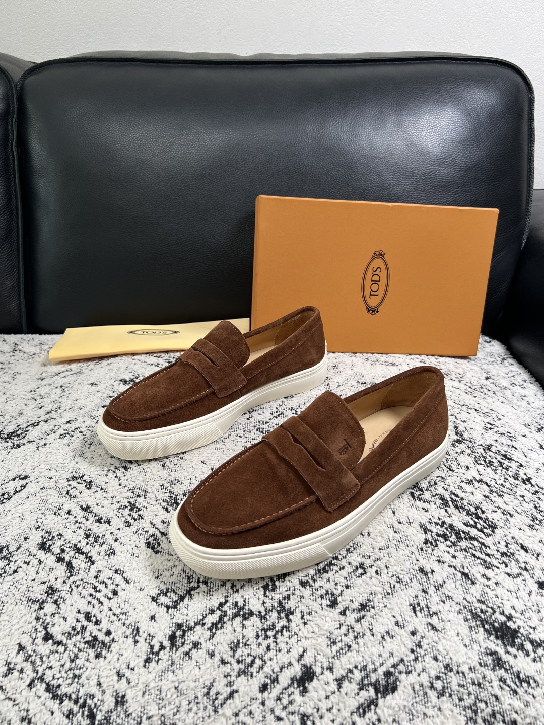 Tods  高品质  顶级工艺品  托德斯  专柜新款，原厂配置意大利进口牛皮面料，高品质复杂拼接工艺，经典的外观搭配气