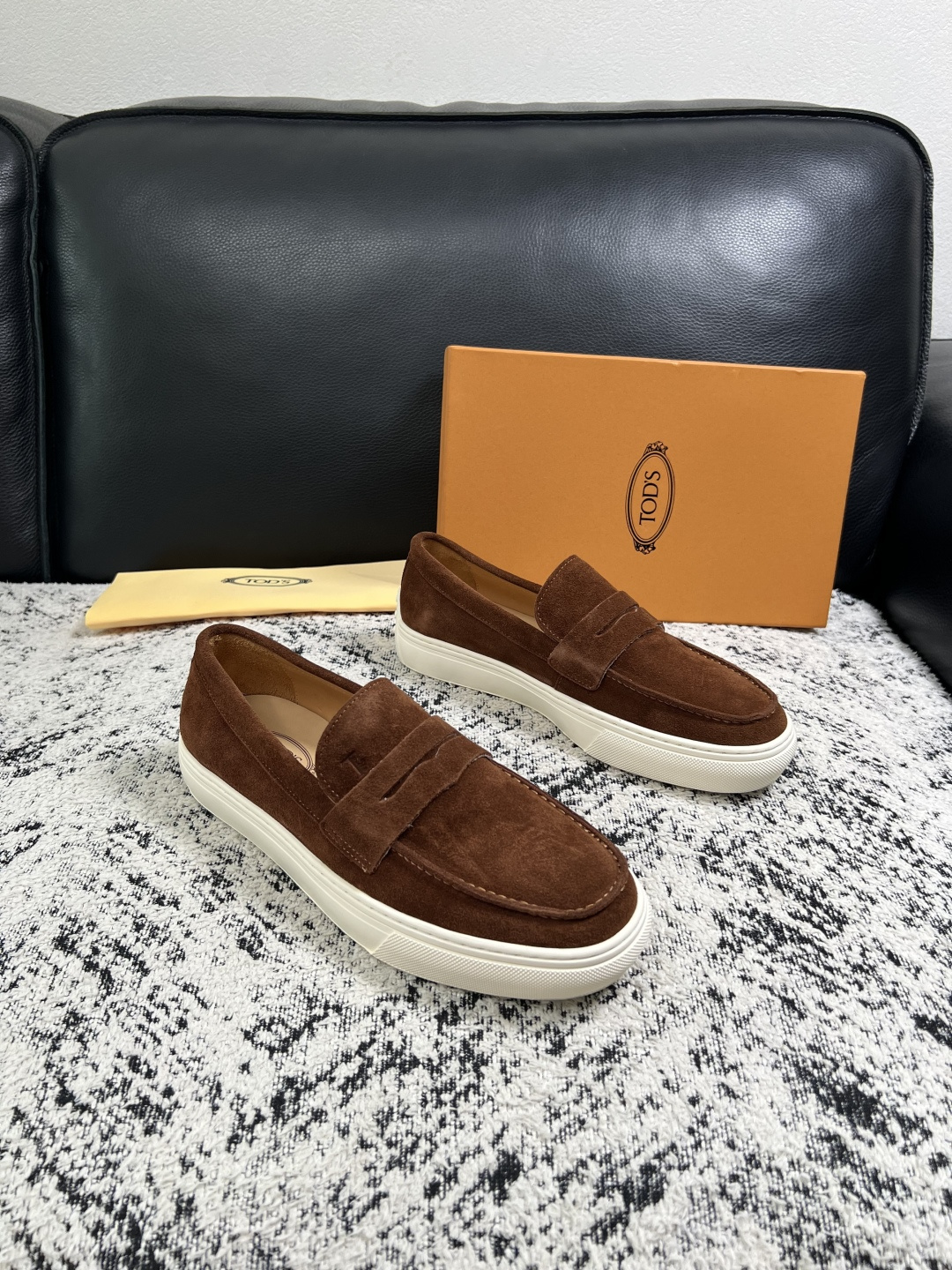 Tods  高品质  顶级工艺品  托德斯  专柜新款，原厂配置意大利进口牛皮面料，高品质复杂拼接工艺，经典的外观搭配气