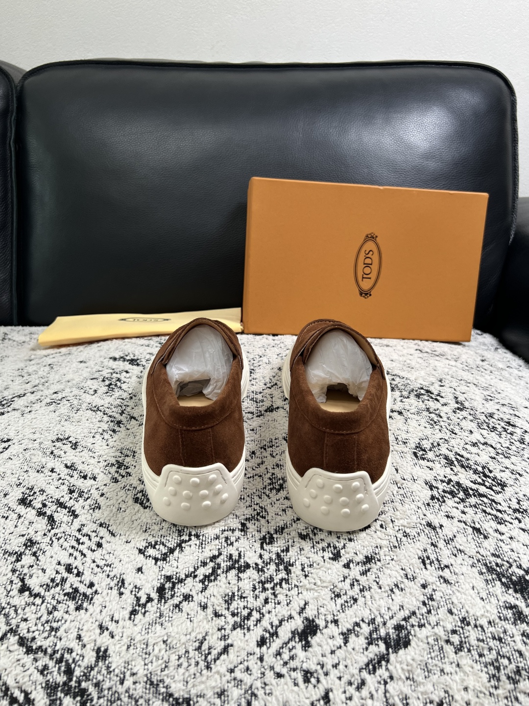 Tods  高品质  顶级工艺品  托德斯  专柜新款，原厂配置意大利进口牛皮面料，高品质复杂拼接工艺，经典的外观搭配气