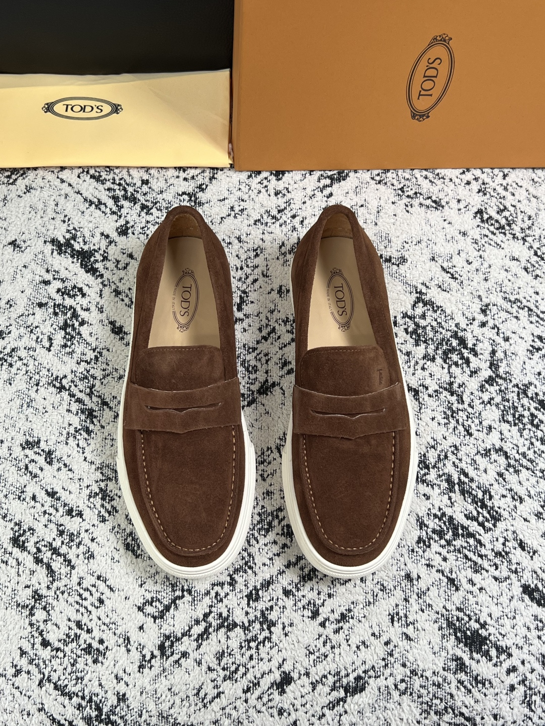 Tods  高品质  顶级工艺品  托德斯  专柜新款，原厂配置意大利进口牛皮面料，高品质复杂拼接工艺，经典的外观搭配气