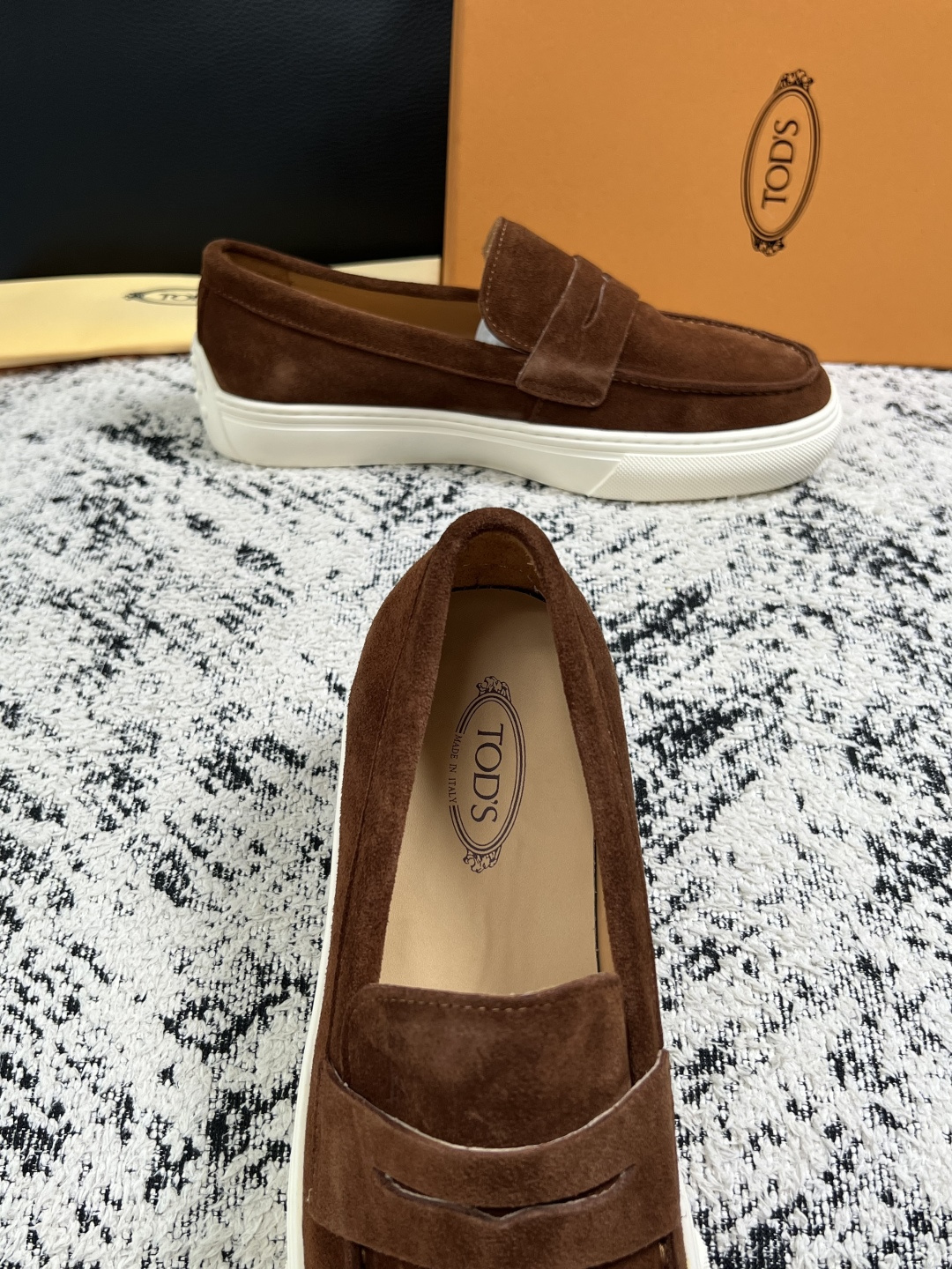Tods  高品质  顶级工艺品  托德斯  专柜新款，原厂配置意大利进口牛皮面料，高品质复杂拼接工艺，经典的外观搭配气