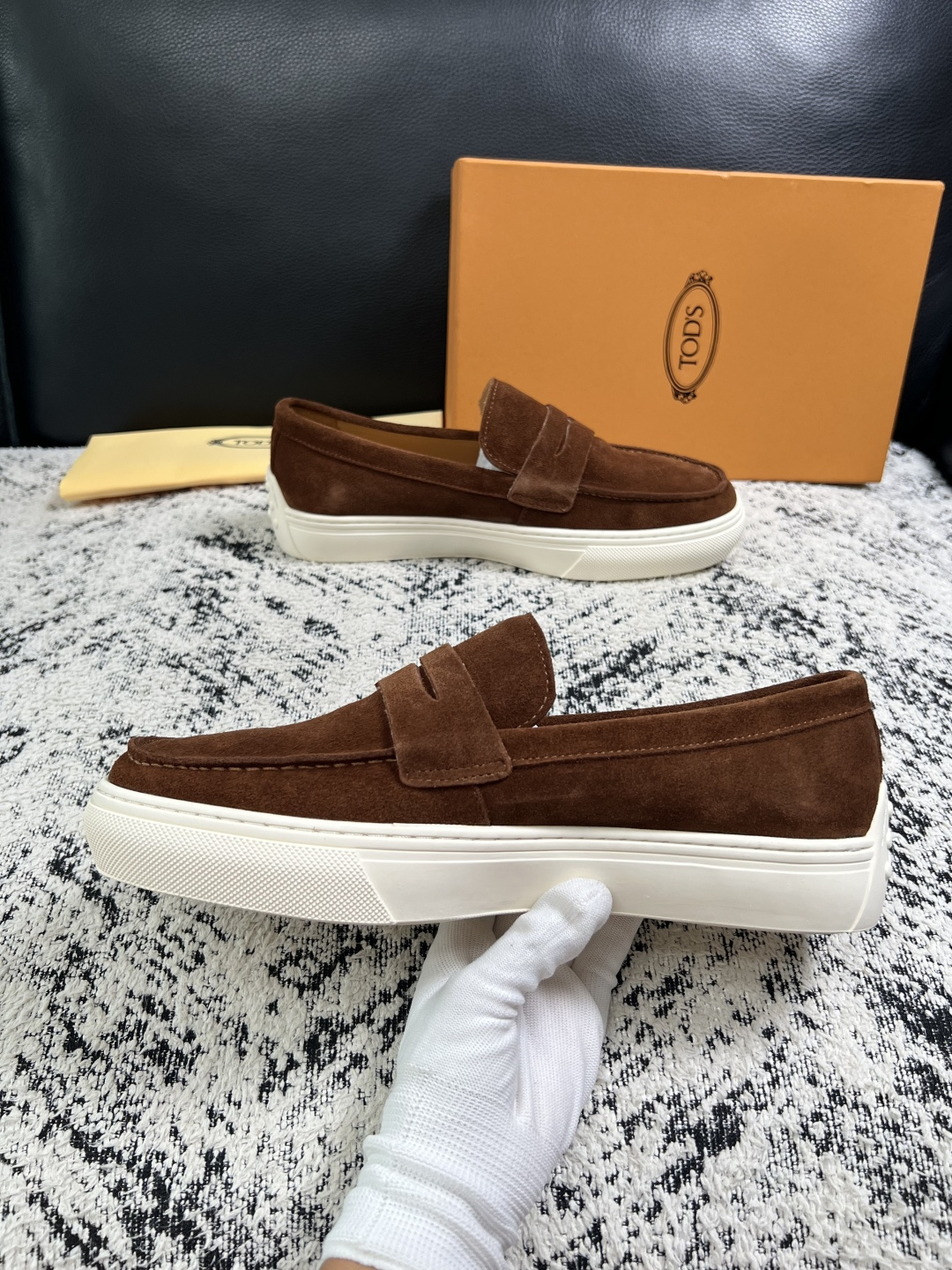 Tods  高品质  顶级工艺品  托德斯  专柜新款，原厂配置意大利进口牛皮面料，高品质复杂拼接工艺，经典的外观搭配气
