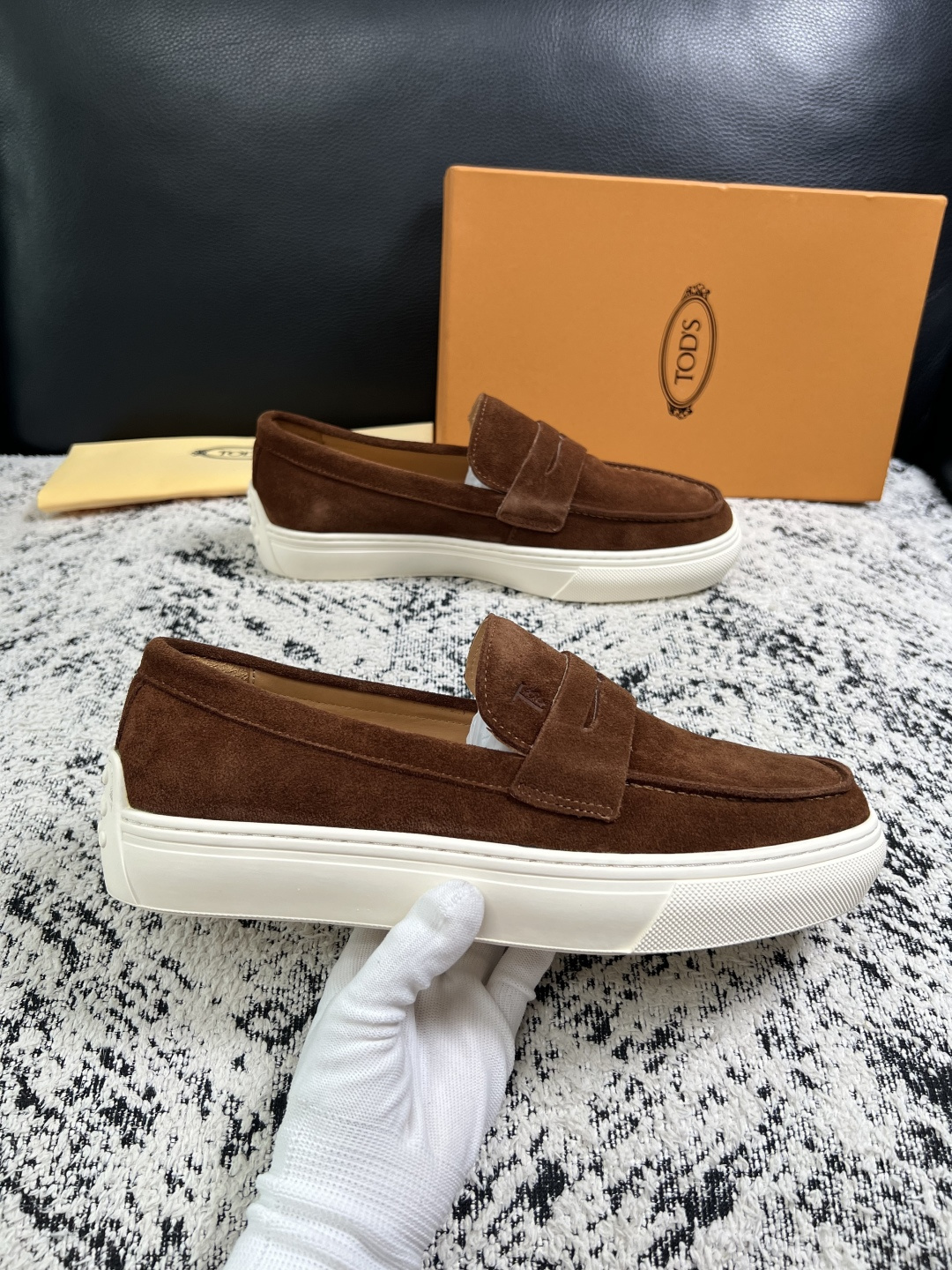 Tods  高品质  顶级工艺品  托德斯  专柜新款，原厂配置意大利进口牛皮面料，高品质复杂拼接工艺，经典的外观搭配气