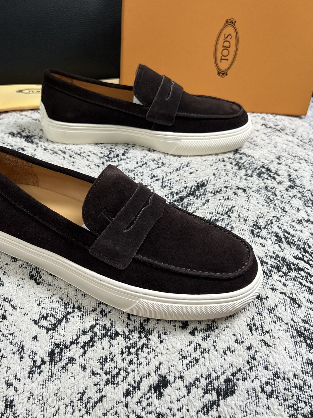 Tods  高品质  顶级工艺品  托德斯  专柜新款，原厂配置意大利进口牛皮面料，高品质复杂拼接工艺，经典的外观搭配气