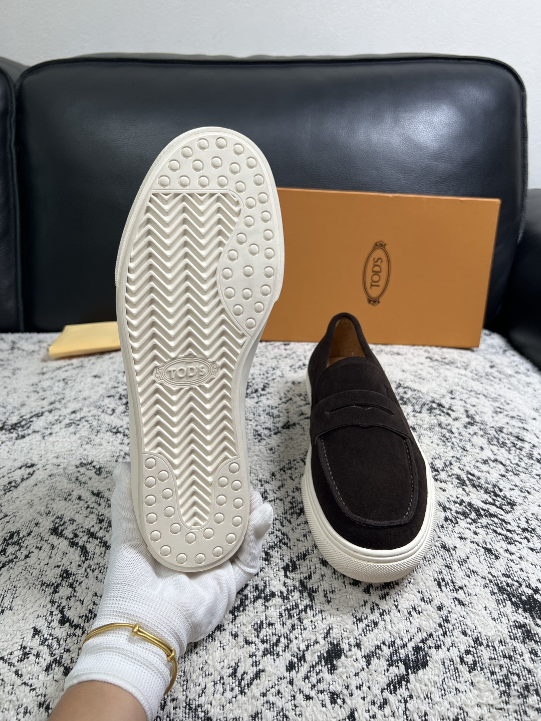 Tods  高品质  顶级工艺品  托德斯  专柜新款，原厂配置意大利进口牛皮面料，高品质复杂拼接工艺，经典的外观搭配气