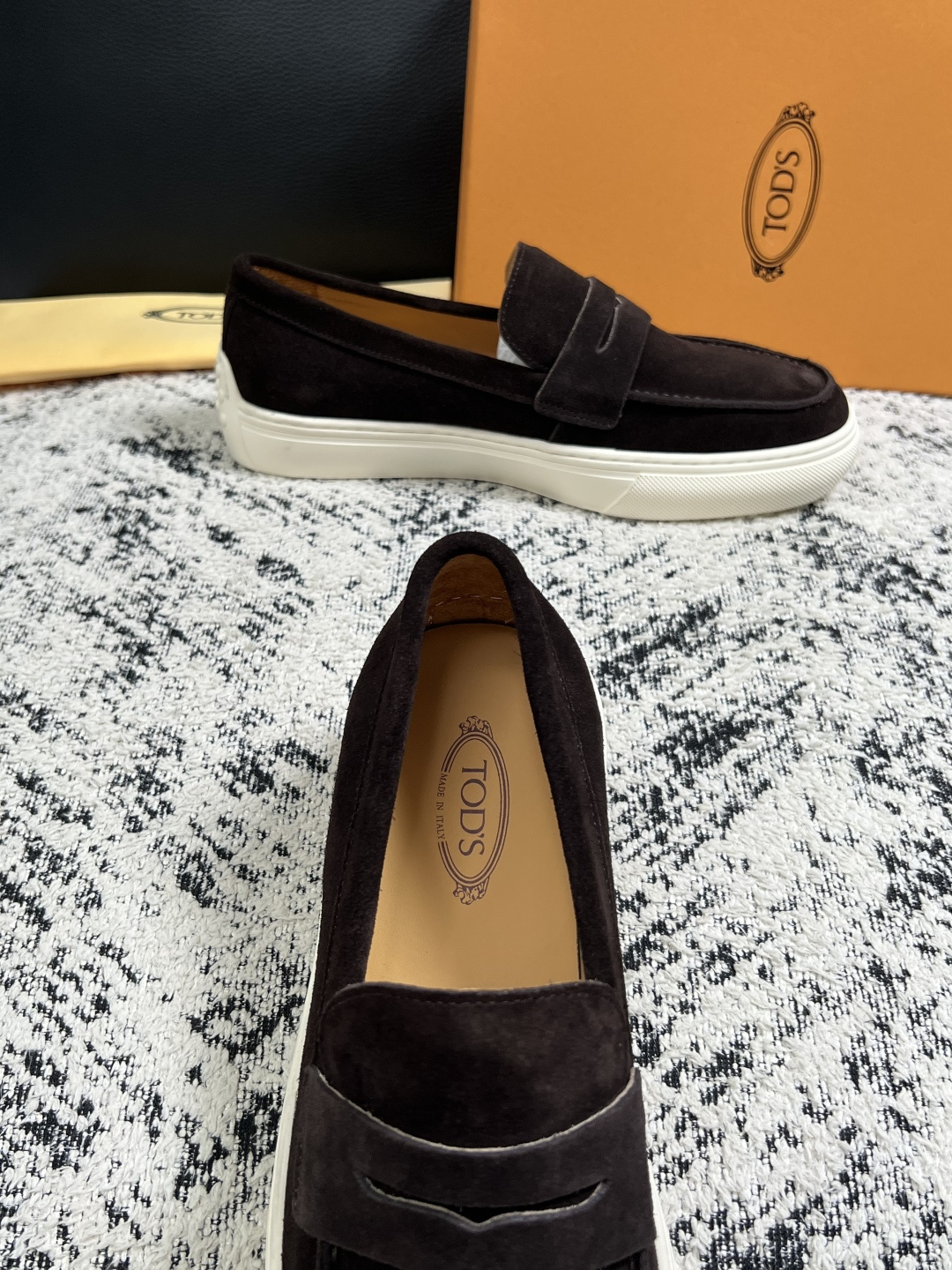 Tods  高品质  顶级工艺品  托德斯  专柜新款，原厂配置意大利进口牛皮面料，高品质复杂拼接工艺，经典的外观搭配气