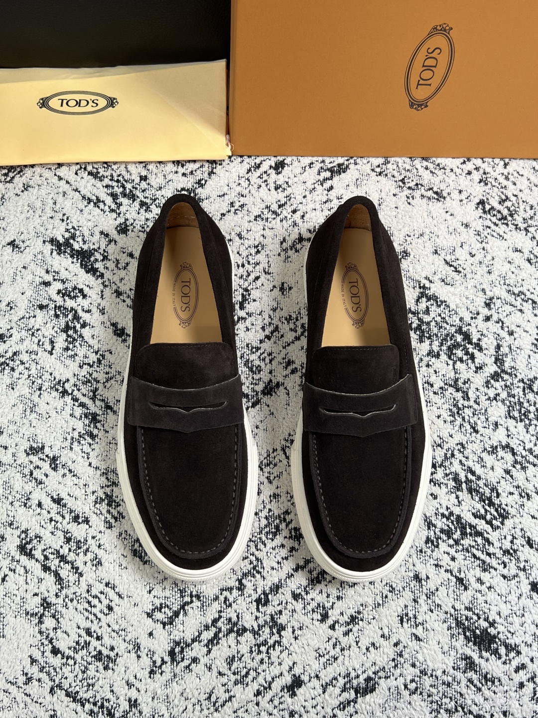 Tods  高品质  顶级工艺品  托德斯  专柜新款，原厂配置意大利进口牛皮面料，高品质复杂拼接工艺，经典的外观搭配气