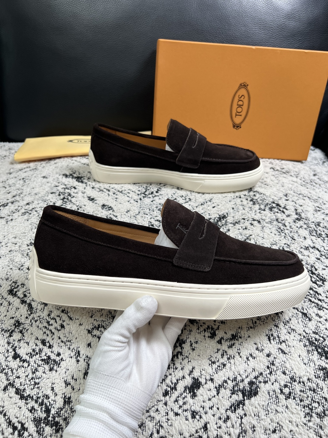 Tods  高品质  顶级工艺品  托德斯  专柜新款，原厂配置意大利进口牛皮面料，高品质复杂拼接工艺，经典的外观搭配气