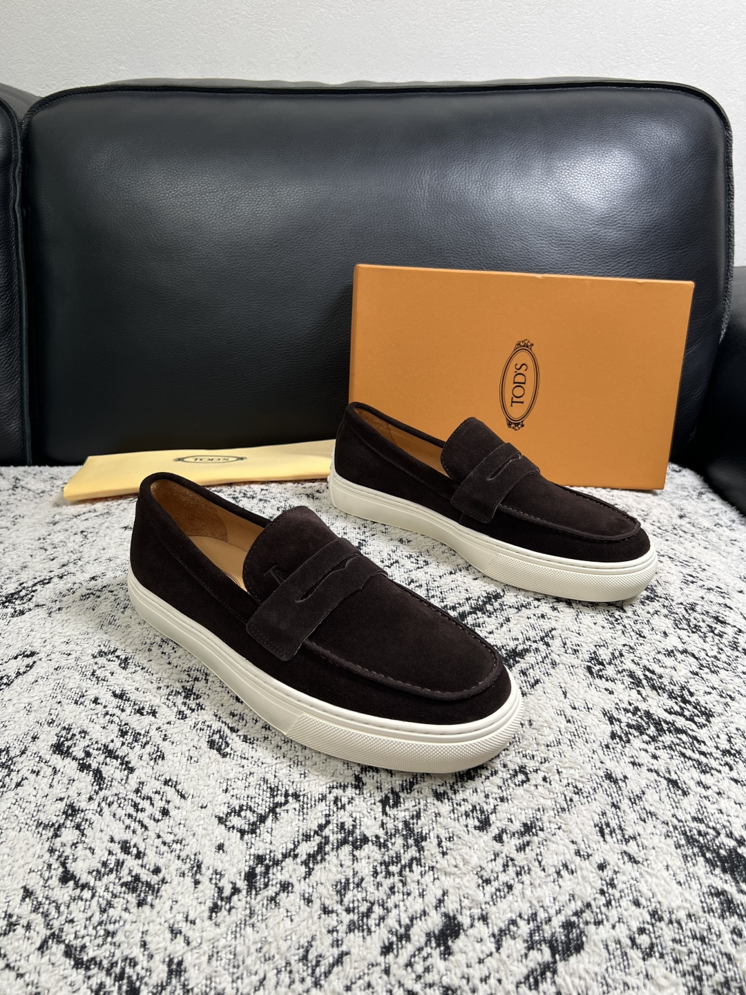 Tods  高品质  顶级工艺品  托德斯  专柜新款，原厂配置意大利进口牛皮面料，高品质复杂拼接工艺，经典的外观搭配气