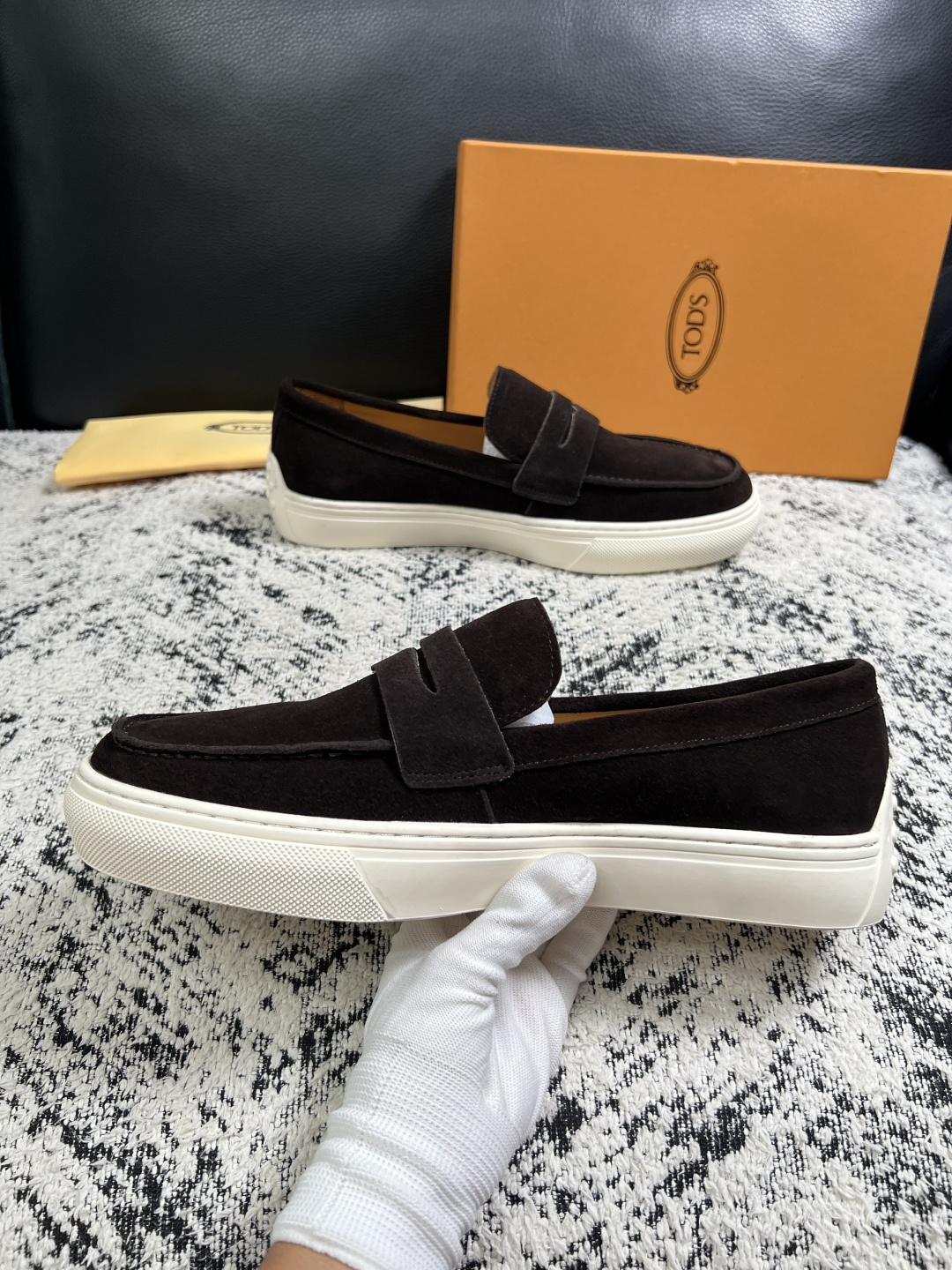 Tods  高品质  顶级工艺品  托德斯  专柜新款，原厂配置意大利进口牛皮面料，高品质复杂拼接工艺，经典的外观搭配气
