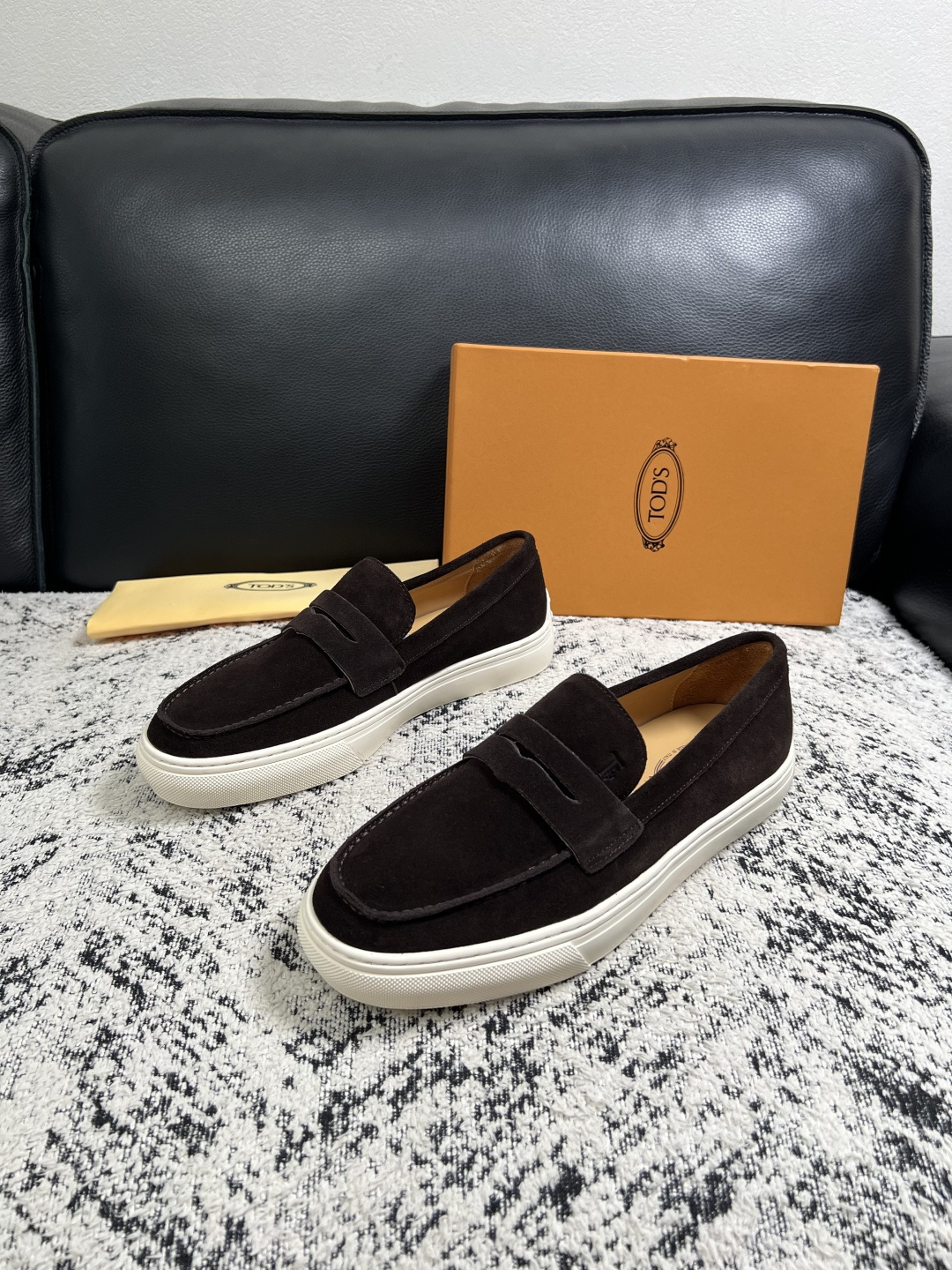 Tods  高品质  顶级工艺品  托德斯  专柜新款，原厂配置意大利进口牛皮面料，高品质复杂拼接工艺，经典的外观搭配气