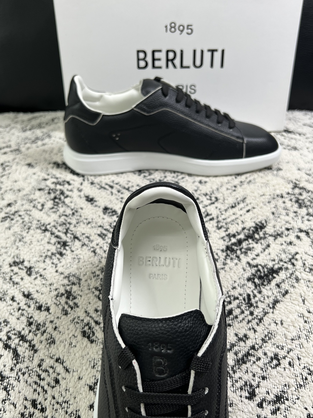Berluti  高品质  顶级工艺品  布鲁提 专柜同步发售原厂配置，意大利进口擦色开边珠牛皮面料，全进口水染牛皮里垫