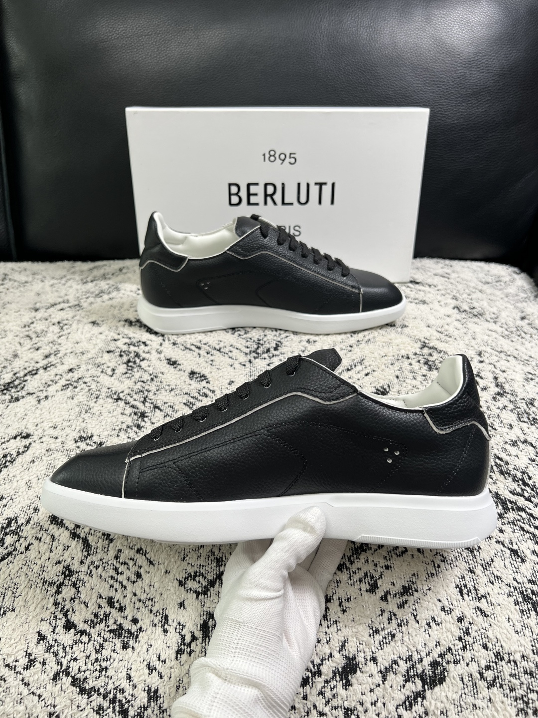 Berluti  高品质  顶级工艺品  布鲁提 专柜同步发售原厂配置，意大利进口擦色开边珠牛皮面料，全进口水染牛皮里垫