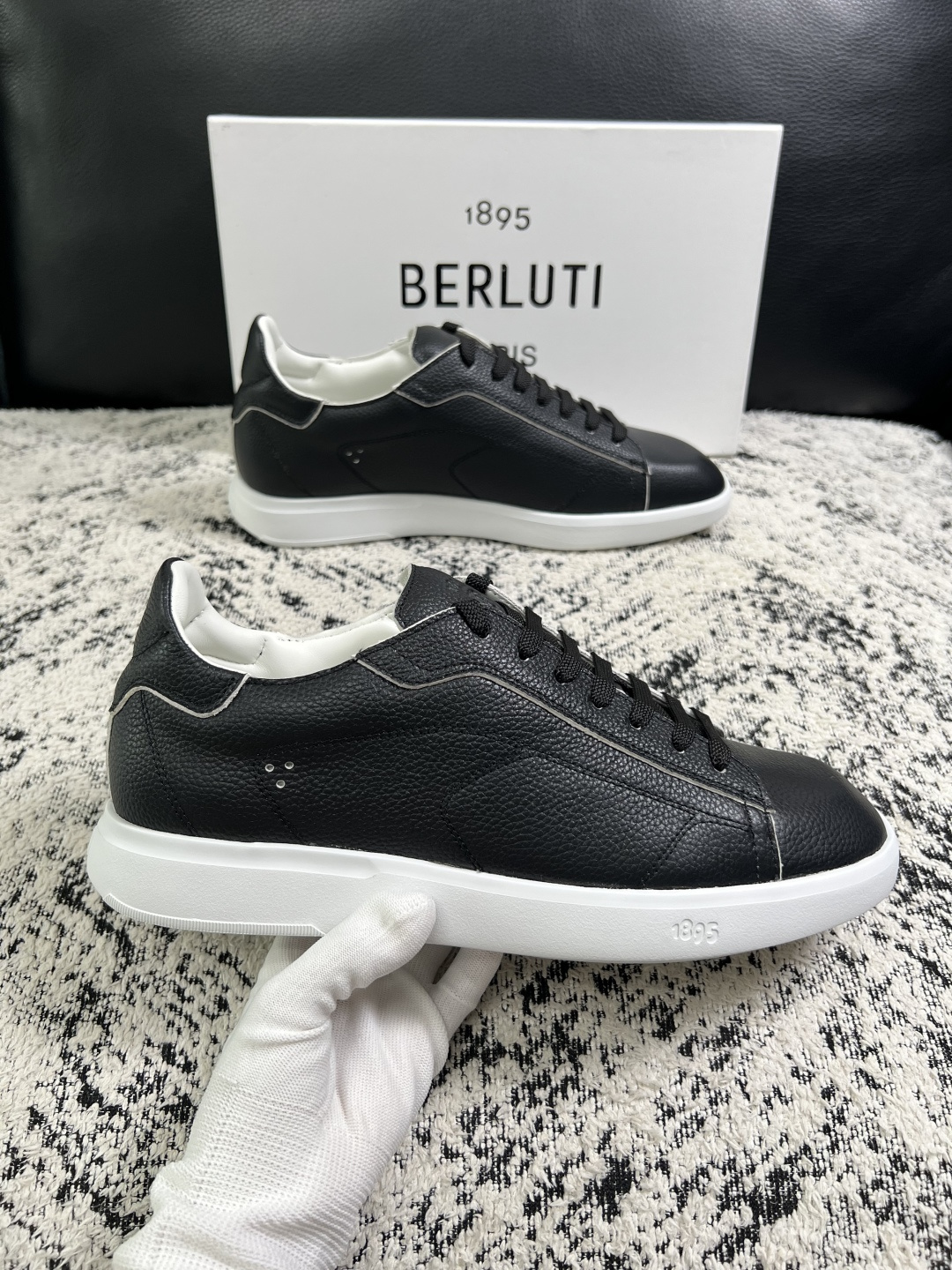Berluti  高品质  顶级工艺品  布鲁提 专柜同步发售原厂配置，意大利进口擦色开边珠牛皮面料，全进口水染牛皮里垫