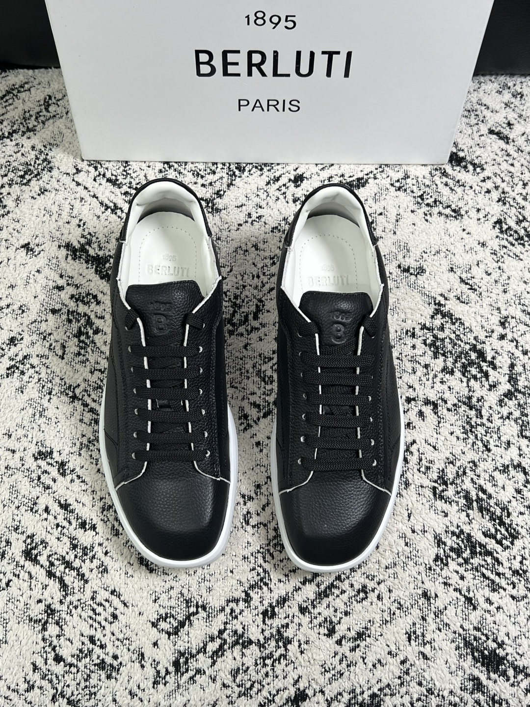 Berluti  高品质  顶级工艺品  布鲁提 专柜同步发售原厂配置，意大利进口擦色开边珠牛皮面料，全进口水染牛皮里垫