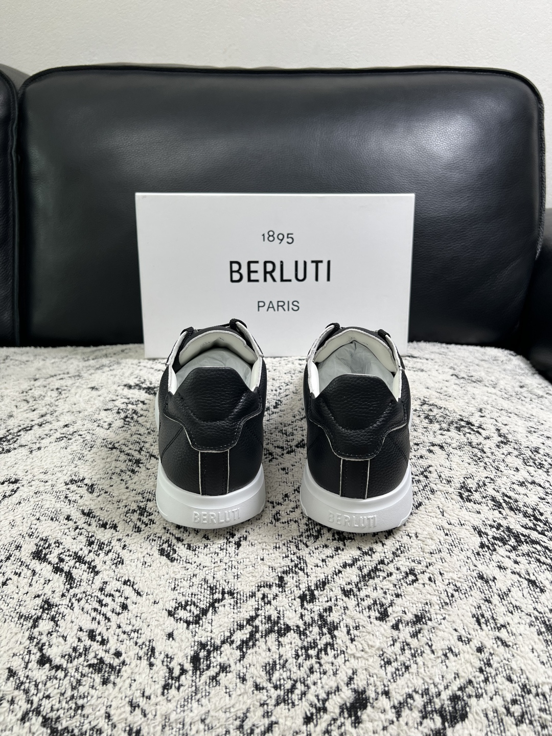Berluti  高品质  顶级工艺品  布鲁提 专柜同步发售原厂配置，意大利进口擦色开边珠牛皮面料，全进口水染牛皮里垫