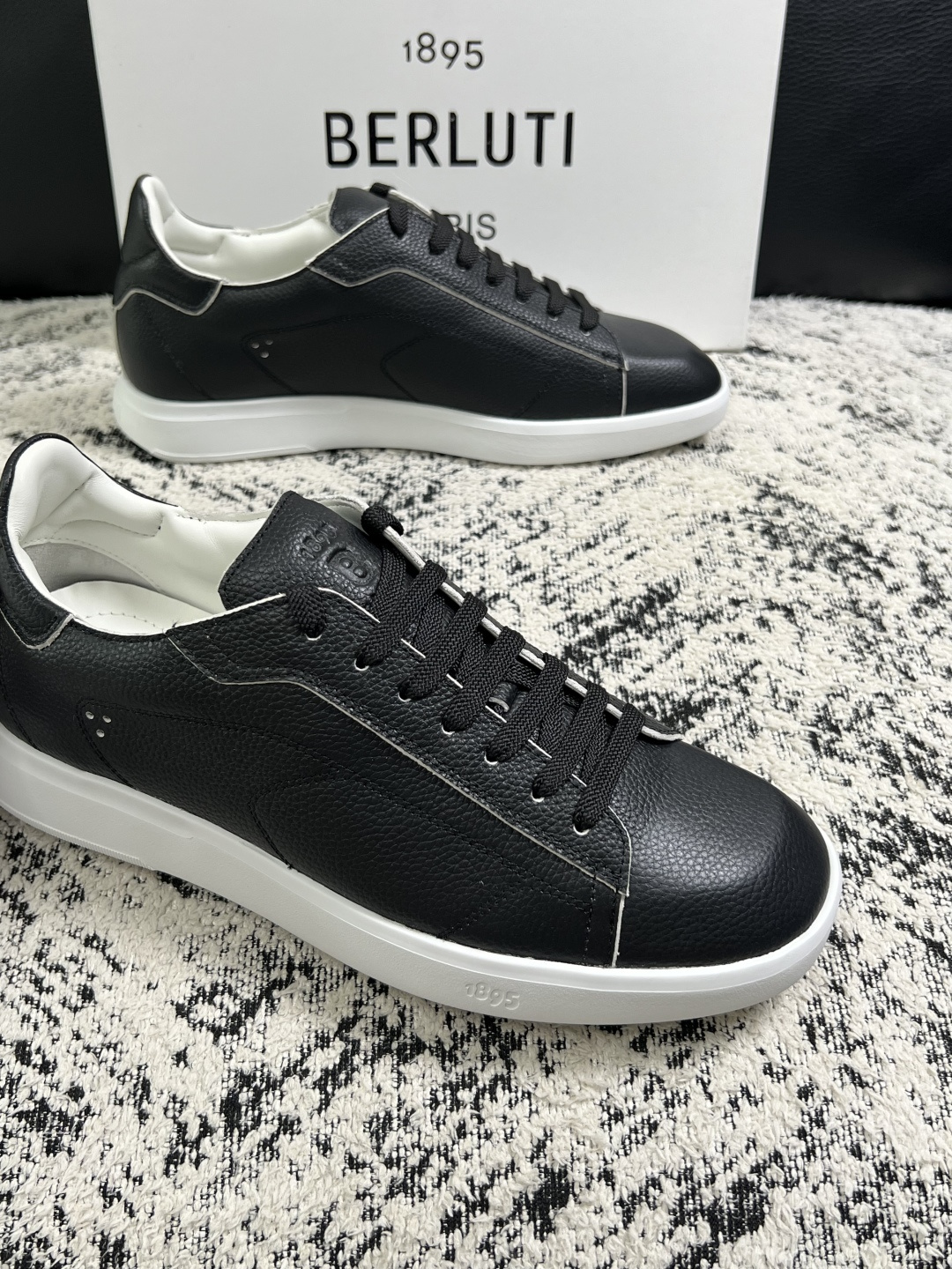 Berluti  高品质  顶级工艺品  布鲁提 专柜同步发售原厂配置，意大利进口擦色开边珠牛皮面料，全进口水染牛皮里垫
