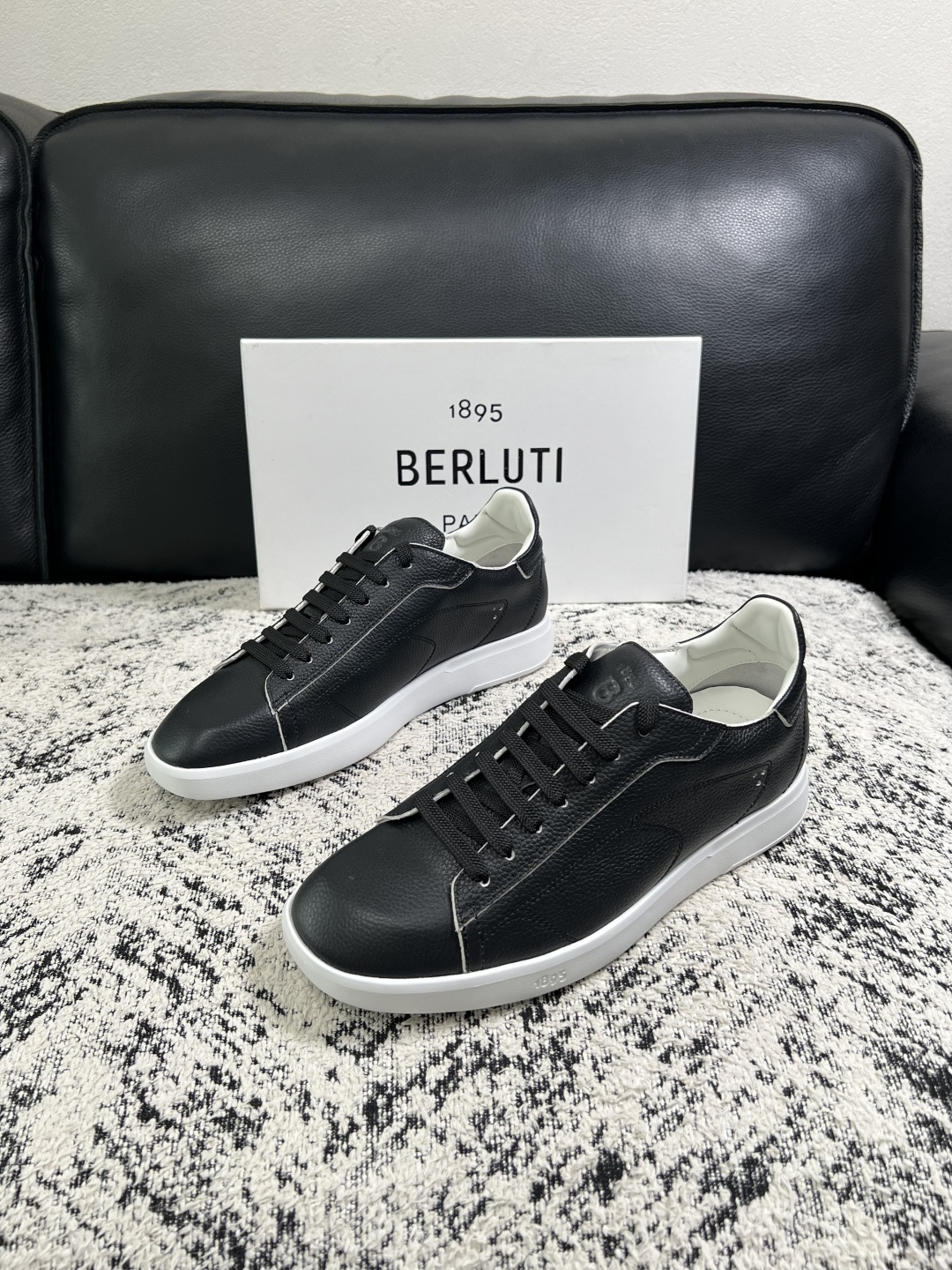 Berluti  高品质  顶级工艺品  布鲁提 专柜同步发售原厂配置，意大利进口擦色开边珠牛皮面料，全进口水染牛皮里垫