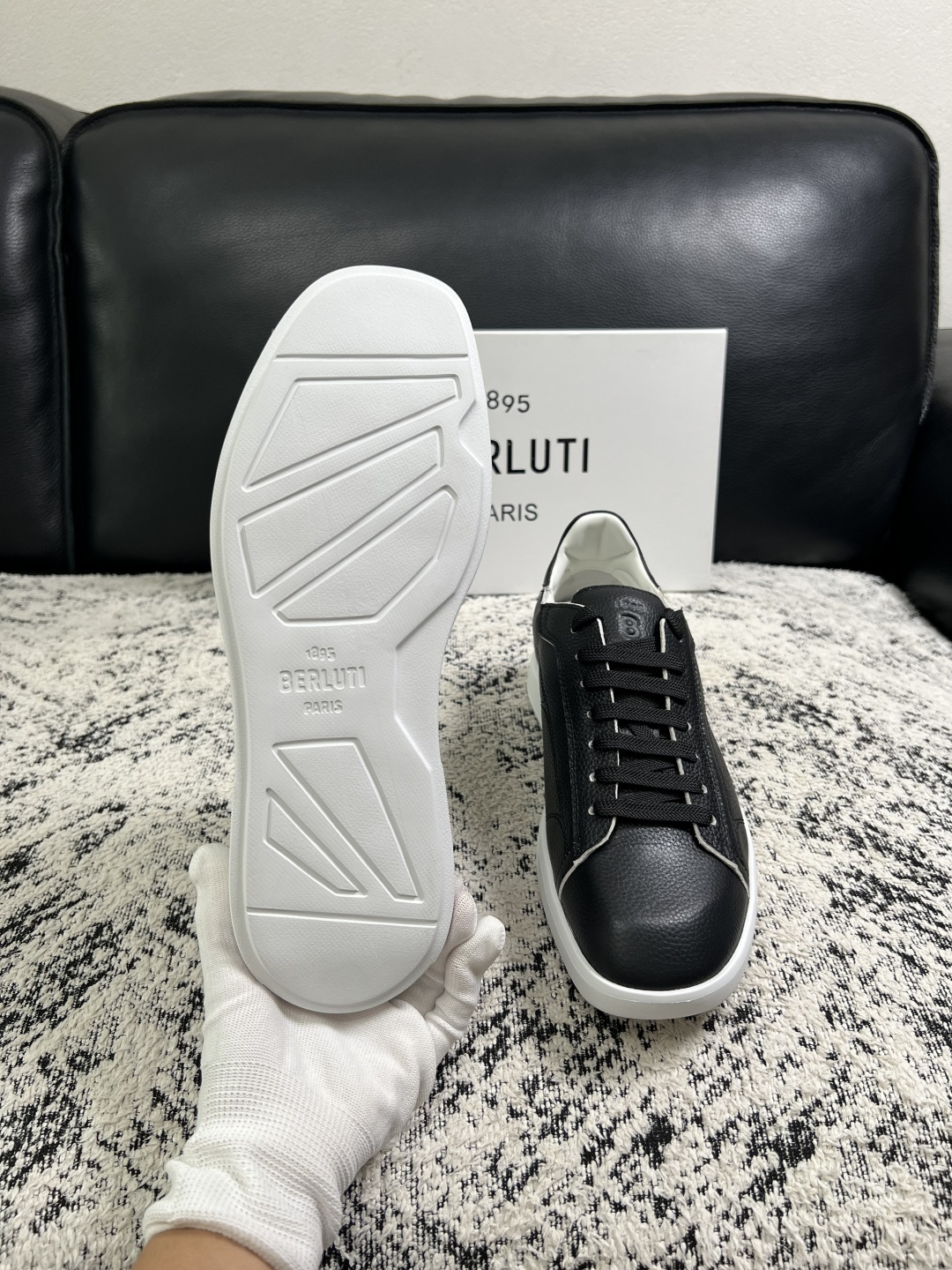 Berluti  高品质  顶级工艺品  布鲁提 专柜同步发售原厂配置，意大利进口擦色开边珠牛皮面料，全进口水染牛皮里垫