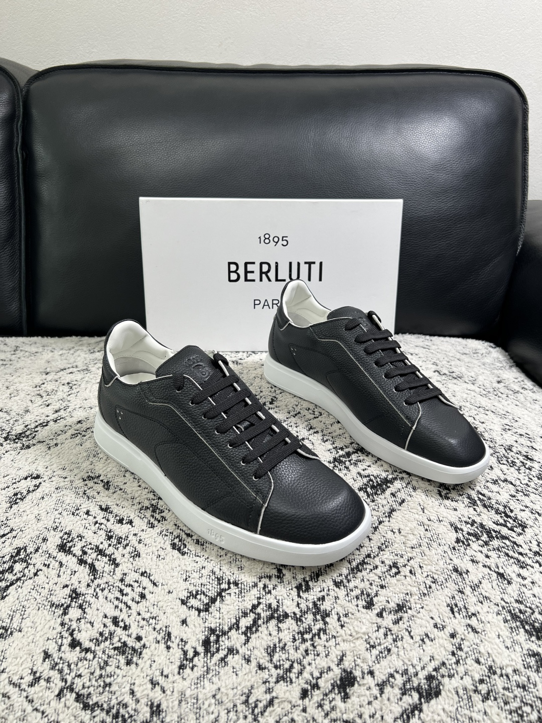 Berluti 高品质 顶级工艺品 布鲁提 专柜同步发售原厂配置,意大利进口擦色开边珠牛皮面料,全进口水染牛皮里垫 Berluti 高品质 顶级工艺品 布鲁提 专柜同步发售原厂配置,意大利进口擦色开边珠牛皮面料,全进口水染牛皮里垫