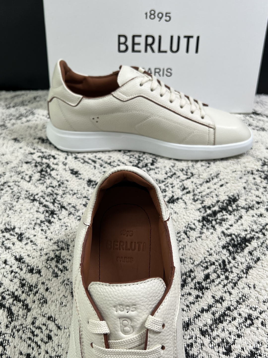 Berluti  高品质  顶级工艺品  布鲁提 专柜同步发售原厂配置，意大利进口擦色开边珠牛皮面料，全进口水染牛皮里垫