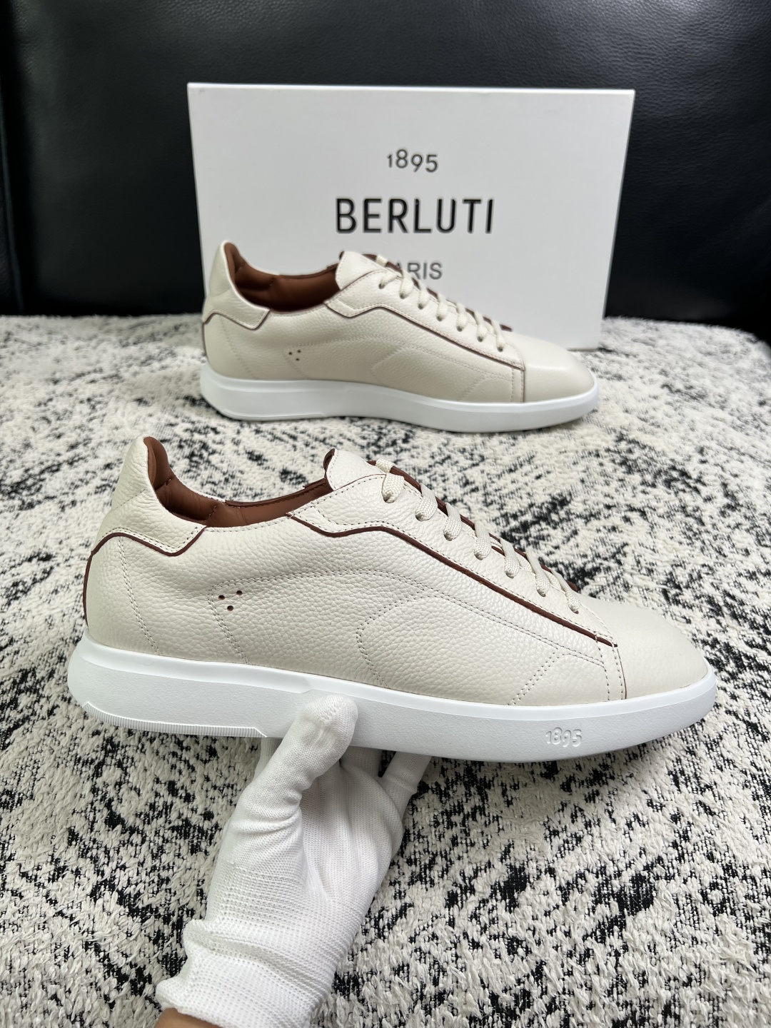 Berluti  高品质  顶级工艺品  布鲁提 专柜同步发售原厂配置，意大利进口擦色开边珠牛皮面料，全进口水染牛皮里垫