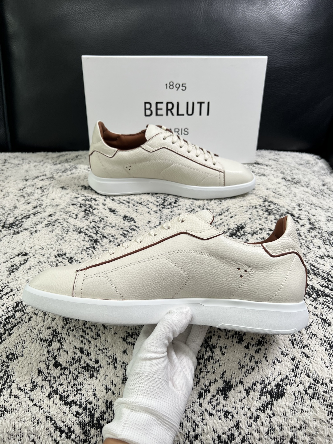 Berluti  高品质  顶级工艺品  布鲁提 专柜同步发售原厂配置，意大利进口擦色开边珠牛皮面料，全进口水染牛皮里垫