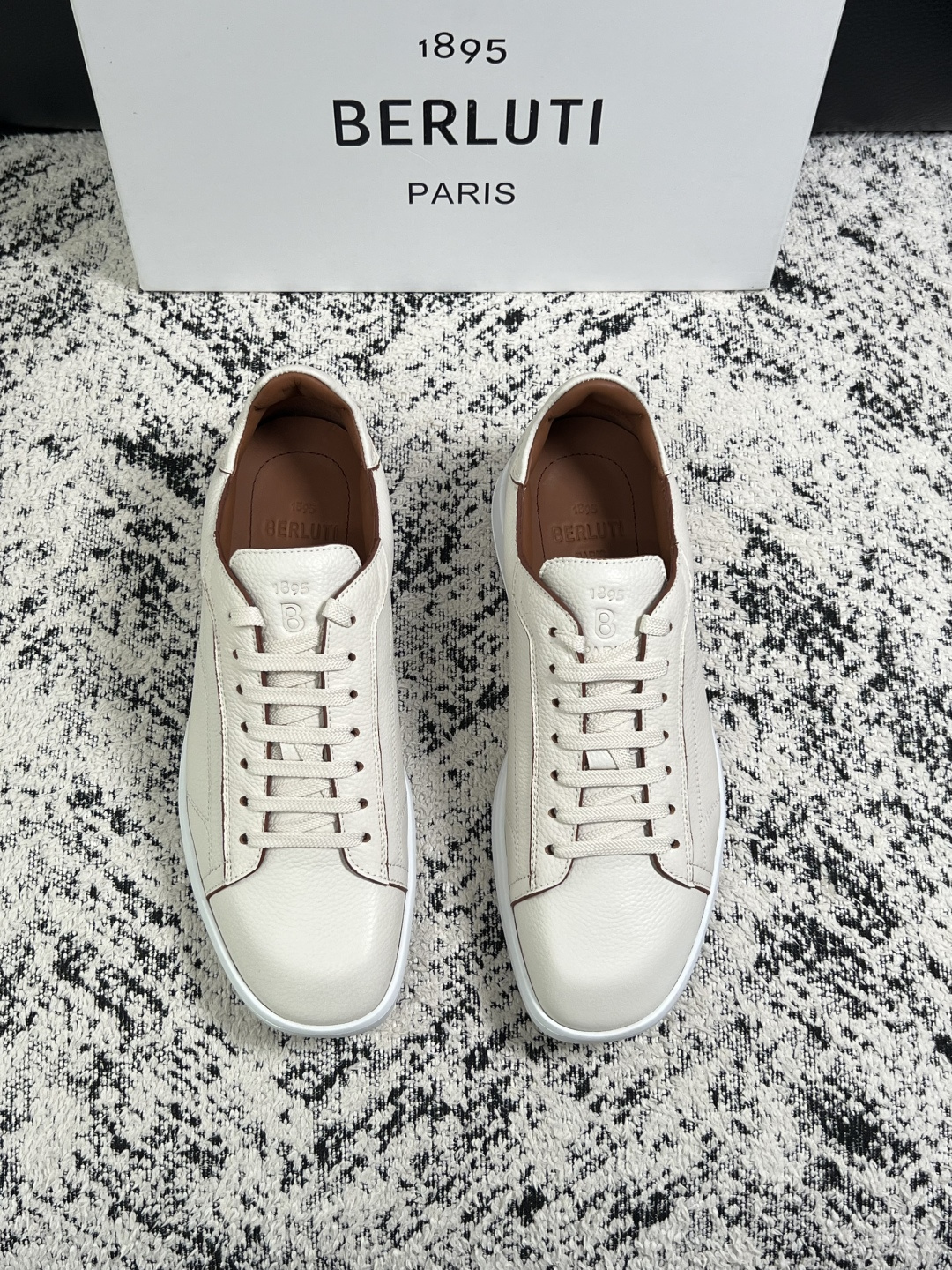 Berluti  高品质  顶级工艺品  布鲁提 专柜同步发售原厂配置，意大利进口擦色开边珠牛皮面料，全进口水染牛皮里垫