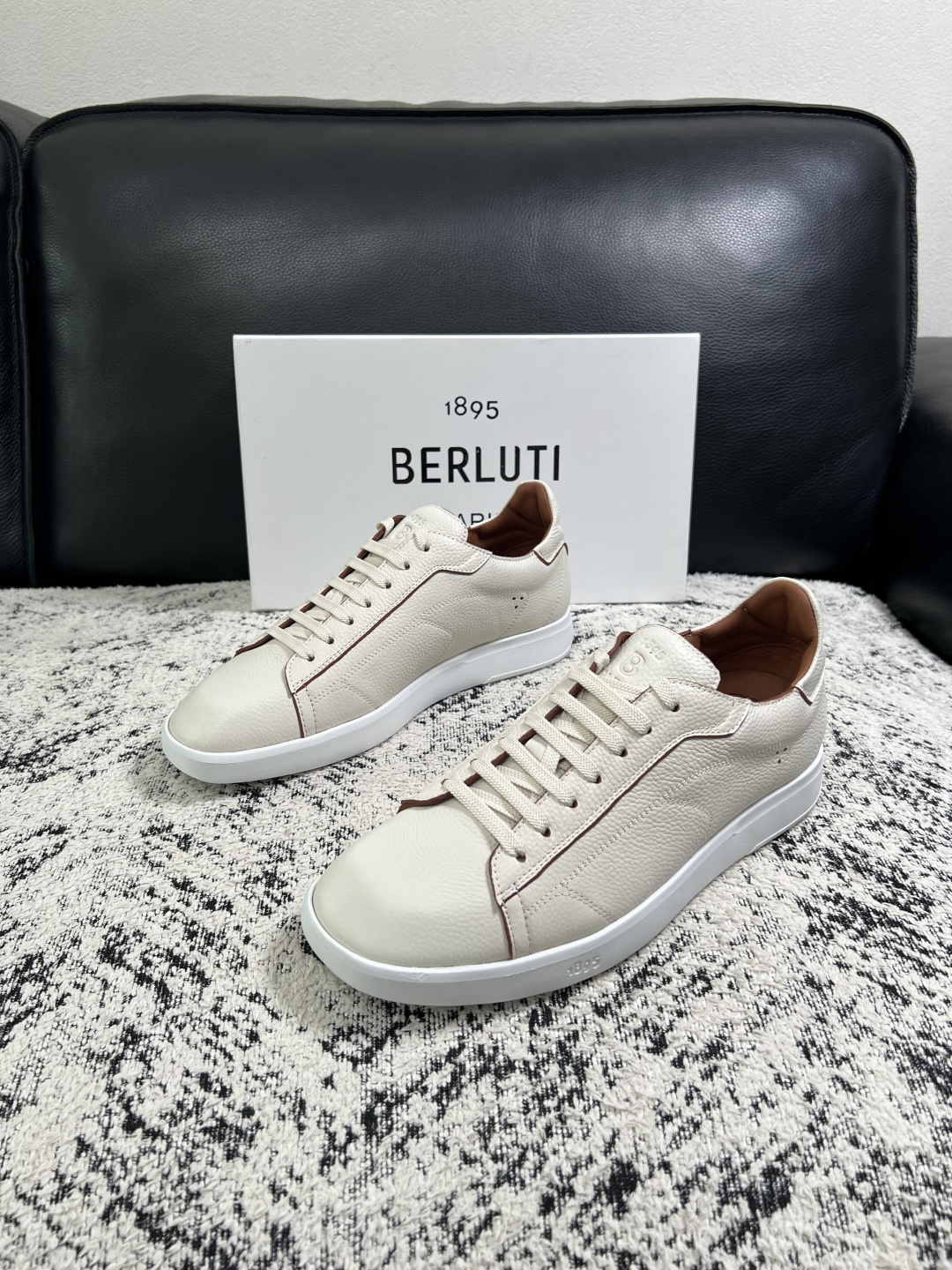 Berluti  高品质  顶级工艺品  布鲁提 专柜同步发售原厂配置，意大利进口擦色开边珠牛皮面料，全进口水染牛皮里垫