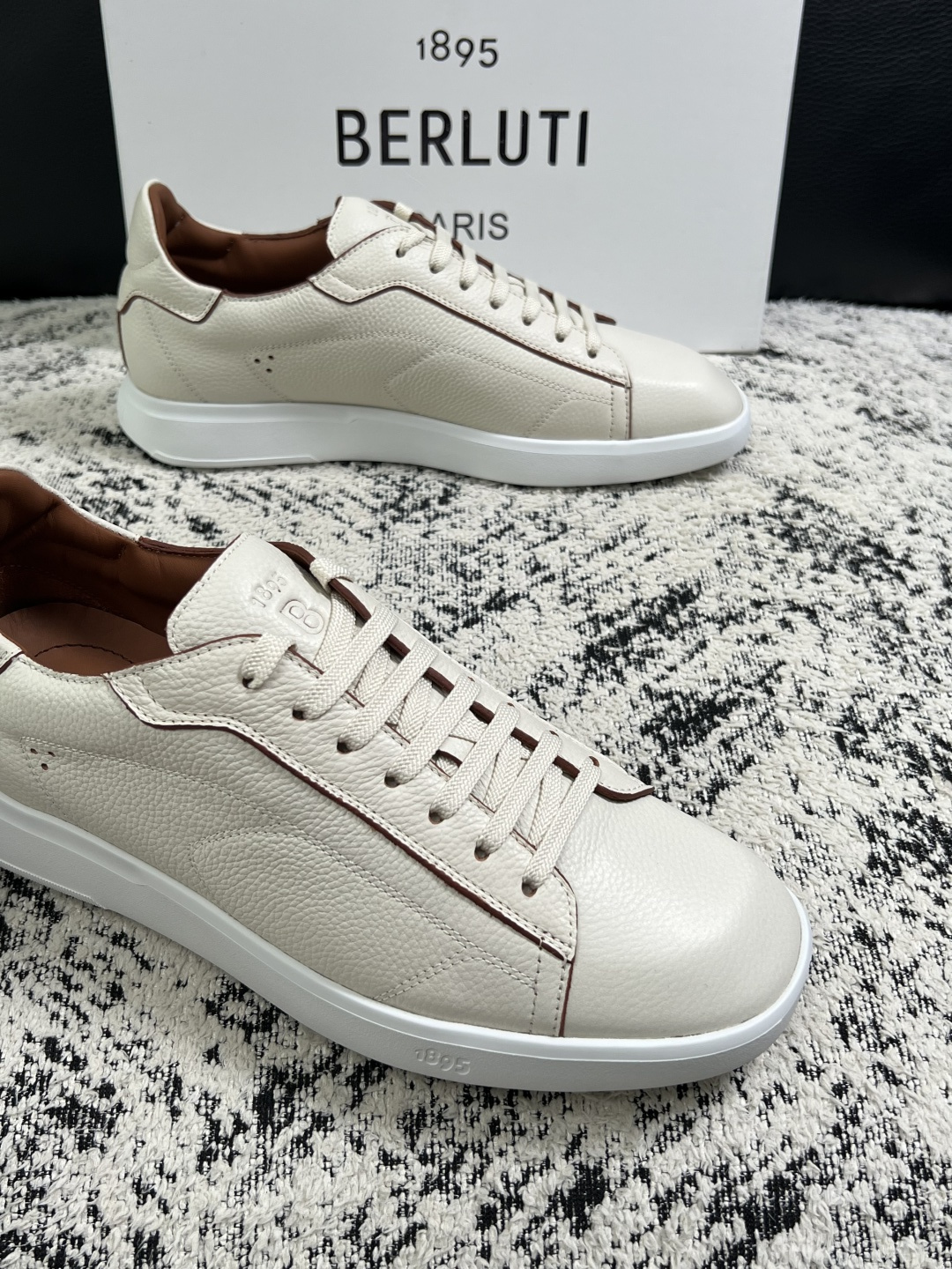 Berluti  高品质  顶级工艺品  布鲁提 专柜同步发售原厂配置，意大利进口擦色开边珠牛皮面料，全进口水染牛皮里垫