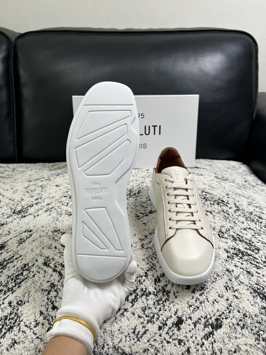 Berluti  高品质  顶级工艺品  布鲁提 专柜同步发售原厂配置，意大利进口擦色开边珠牛皮面料，全进口水染牛皮里垫