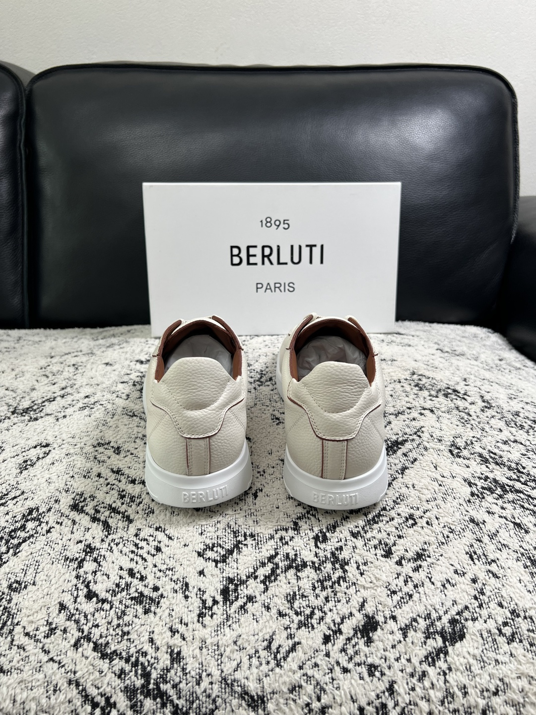 Berluti  高品质  顶级工艺品  布鲁提 专柜同步发售原厂配置，意大利进口擦色开边珠牛皮面料，全进口水染牛皮里垫