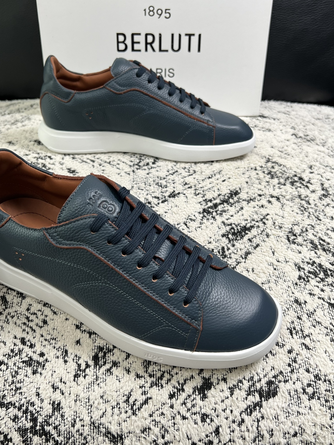Berluti  高品质  顶级工艺品  布鲁提 专柜同步发售原厂配置，意大利进口擦色开边珠牛皮面料，全进口水染牛皮里垫