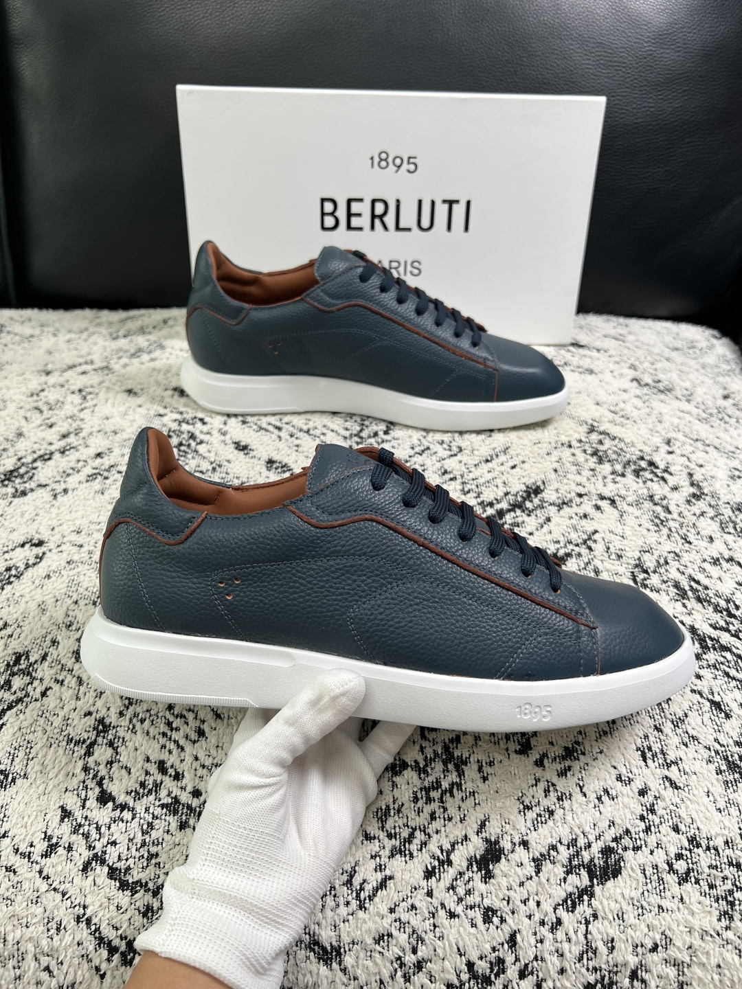 Berluti  高品质  顶级工艺品  布鲁提 专柜同步发售原厂配置，意大利进口擦色开边珠牛皮面料，全进口水染牛皮里垫