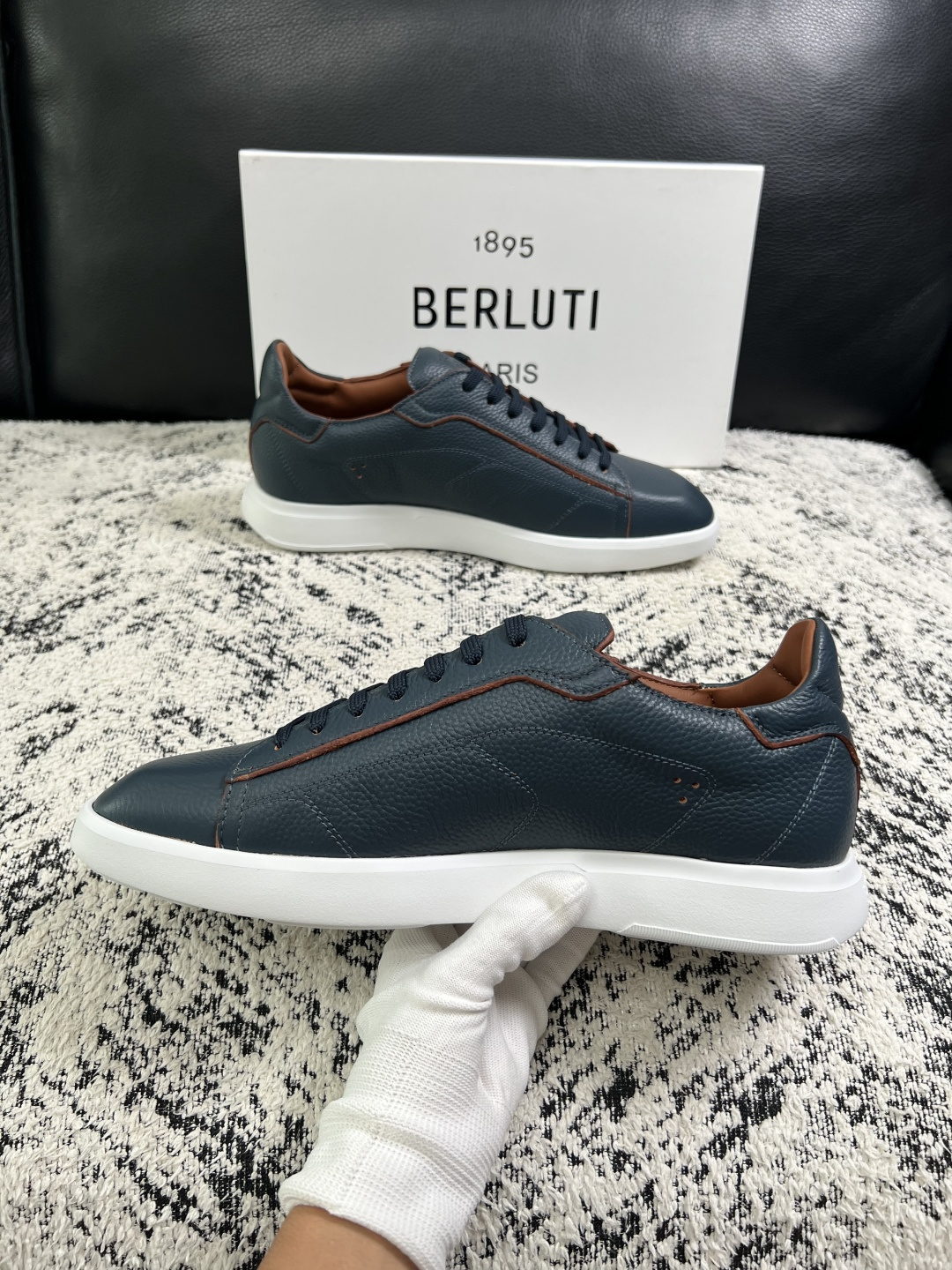 Berluti  高品质  顶级工艺品  布鲁提 专柜同步发售原厂配置，意大利进口擦色开边珠牛皮面料，全进口水染牛皮里垫