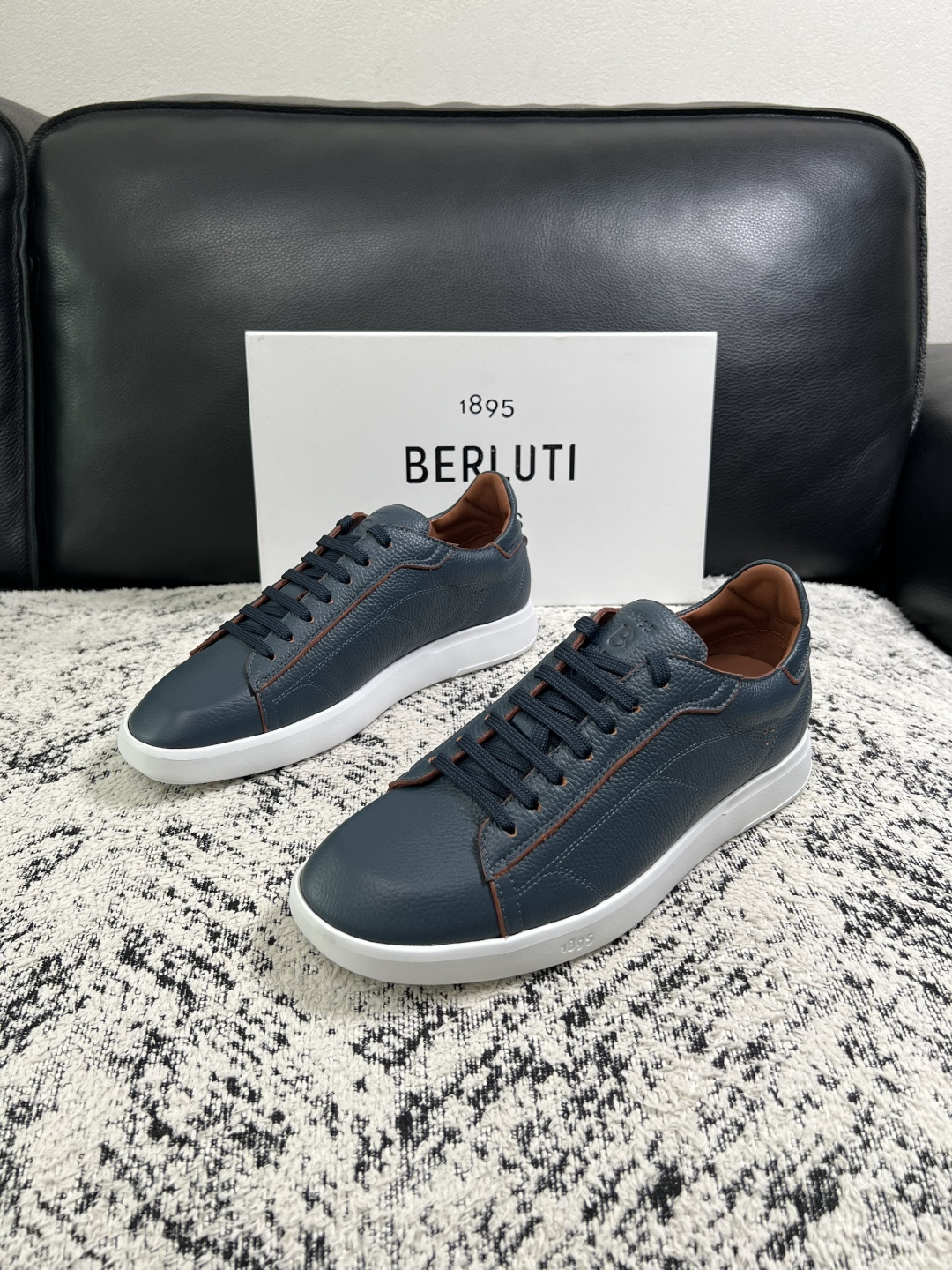 Berluti  高品质  顶级工艺品  布鲁提 专柜同步发售原厂配置，意大利进口擦色开边珠牛皮面料，全进口水染牛皮里垫