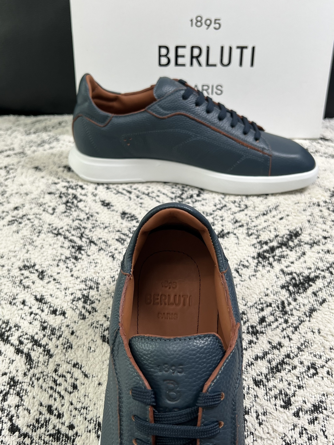 Berluti  高品质  顶级工艺品  布鲁提 专柜同步发售原厂配置，意大利进口擦色开边珠牛皮面料，全进口水染牛皮里垫
