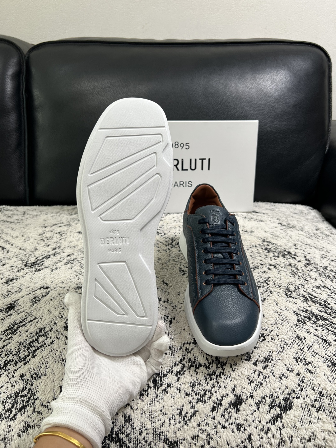 Berluti  高品质  顶级工艺品  布鲁提 专柜同步发售原厂配置，意大利进口擦色开边珠牛皮面料，全进口水染牛皮里垫