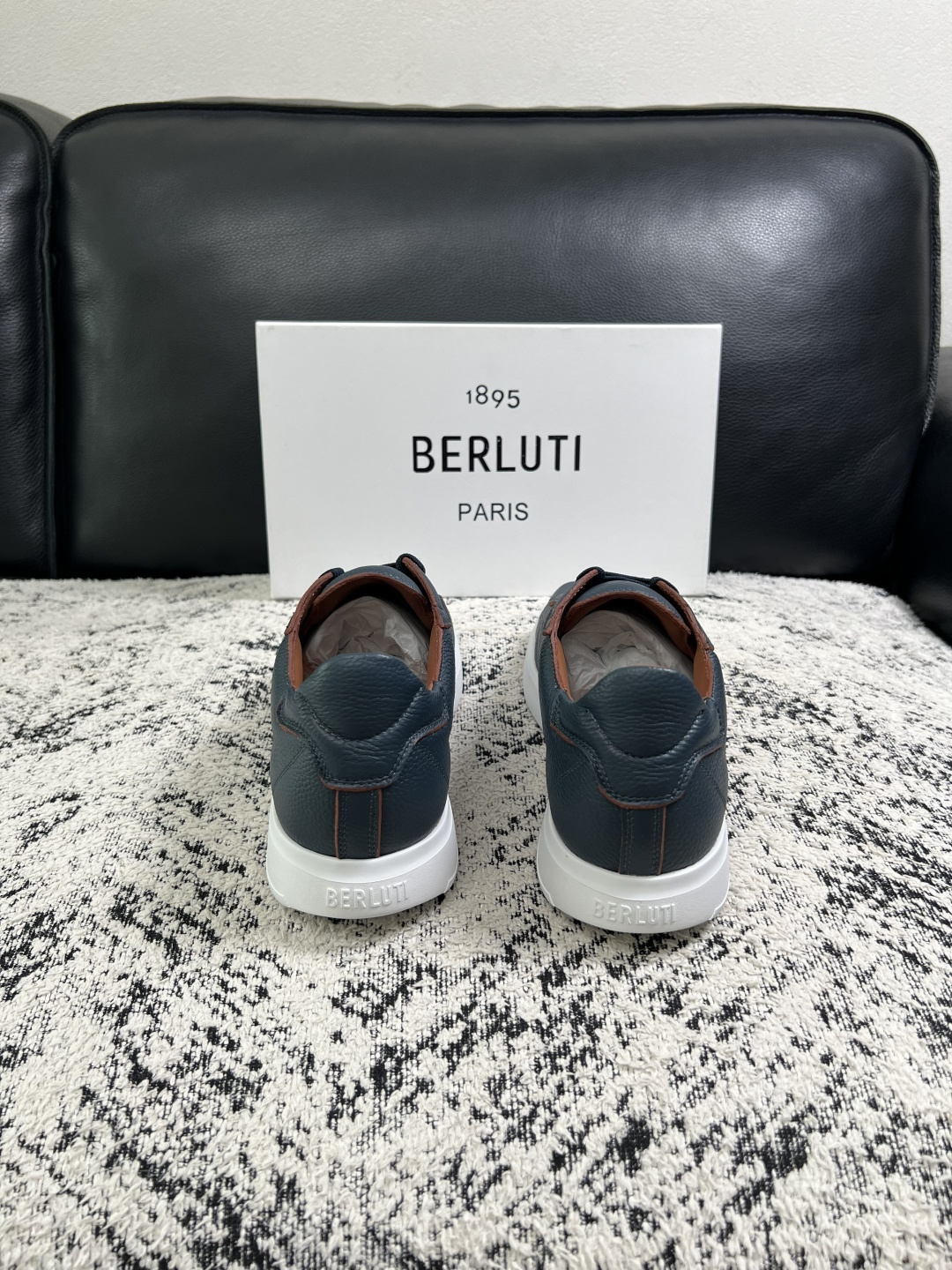 Berluti  高品质  顶级工艺品  布鲁提 专柜同步发售原厂配置，意大利进口擦色开边珠牛皮面料，全进口水染牛皮里垫