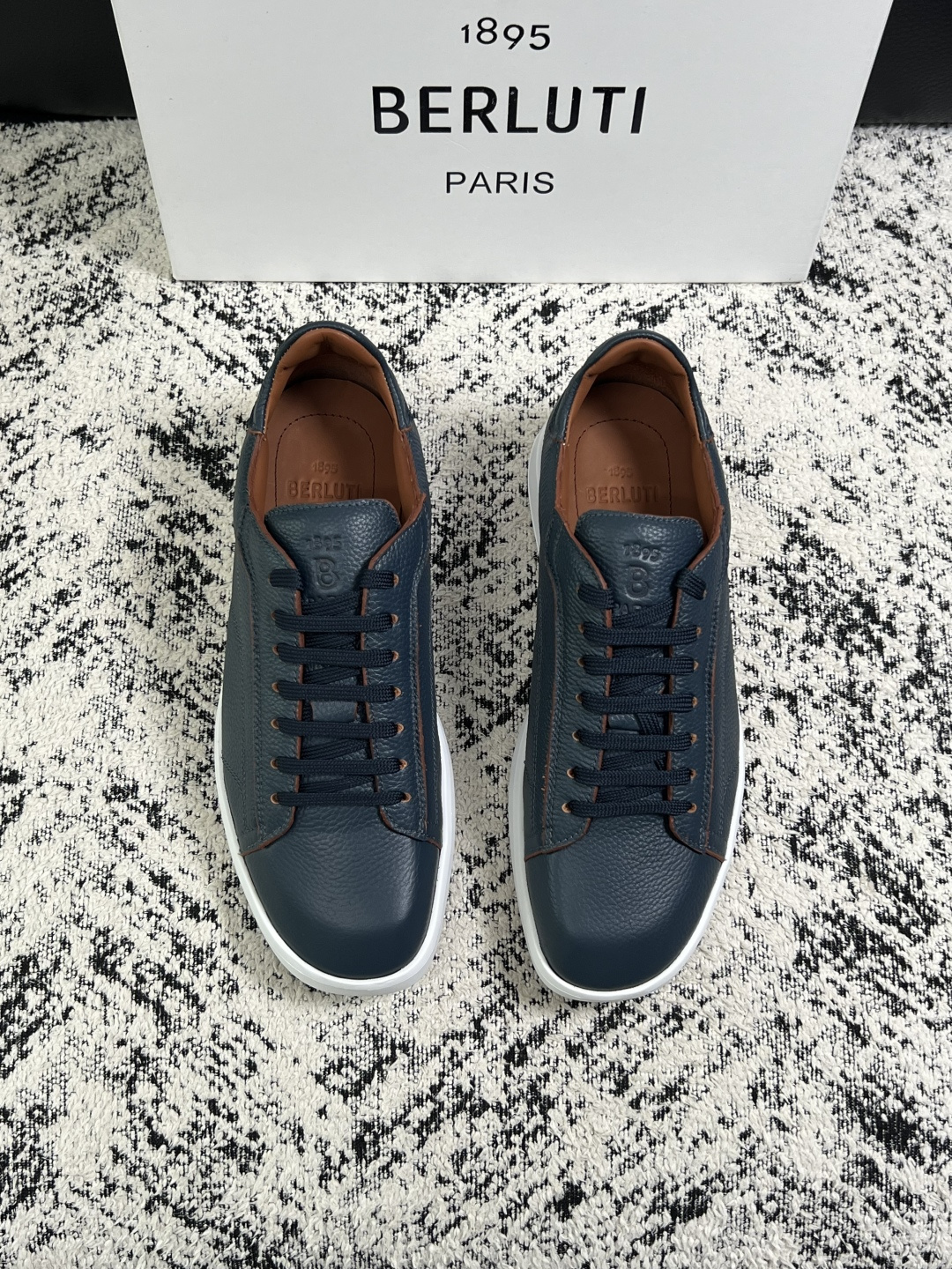Berluti  高品质  顶级工艺品  布鲁提 专柜同步发售原厂配置，意大利进口擦色开边珠牛皮面料，全进口水染牛皮里垫