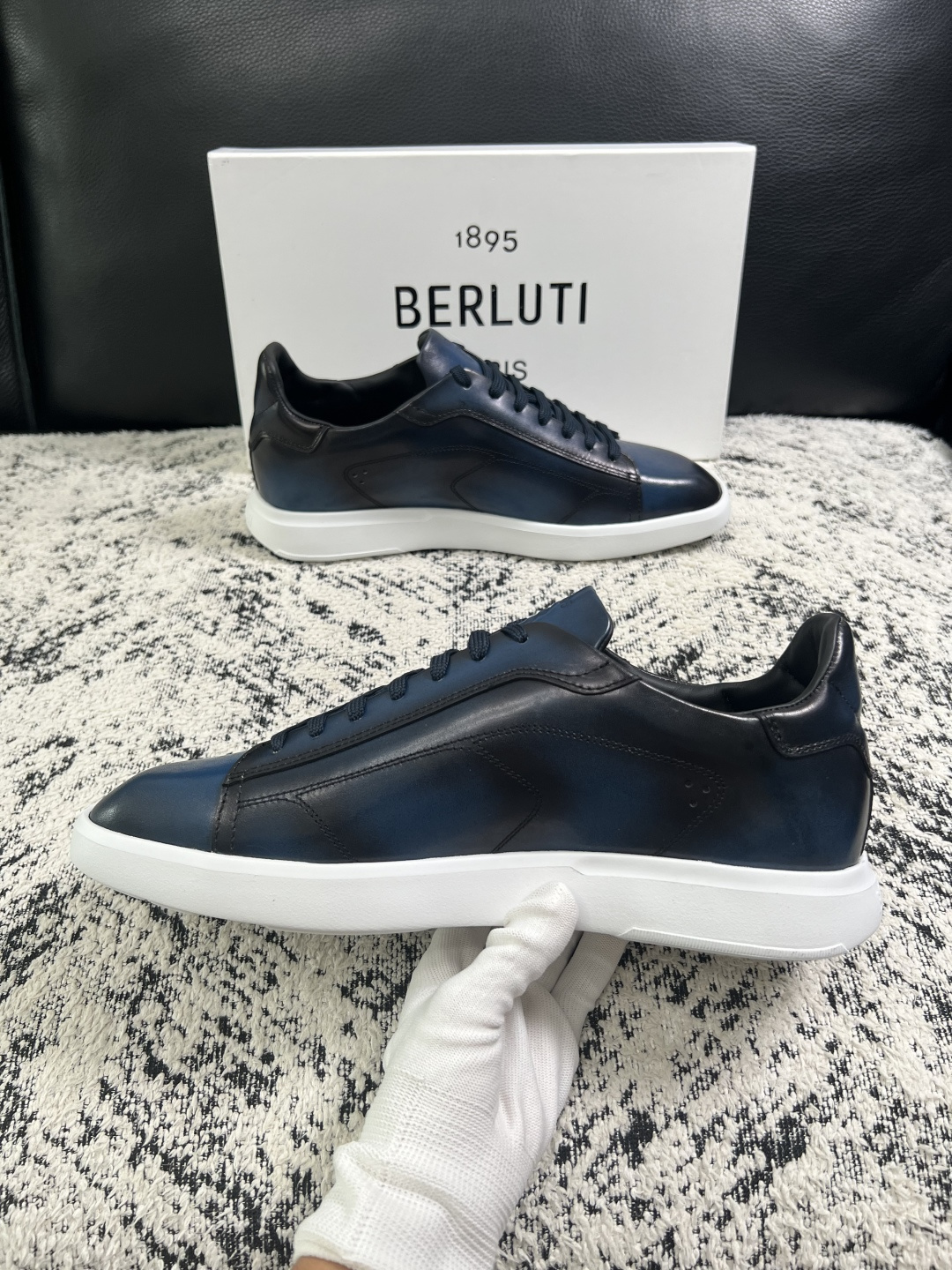 Berluti  高品质  顶级工艺品  布鲁提 专柜同步发售原厂配置，意大利进口擦色开边珠牛皮面料，全进口水染牛皮里垫
