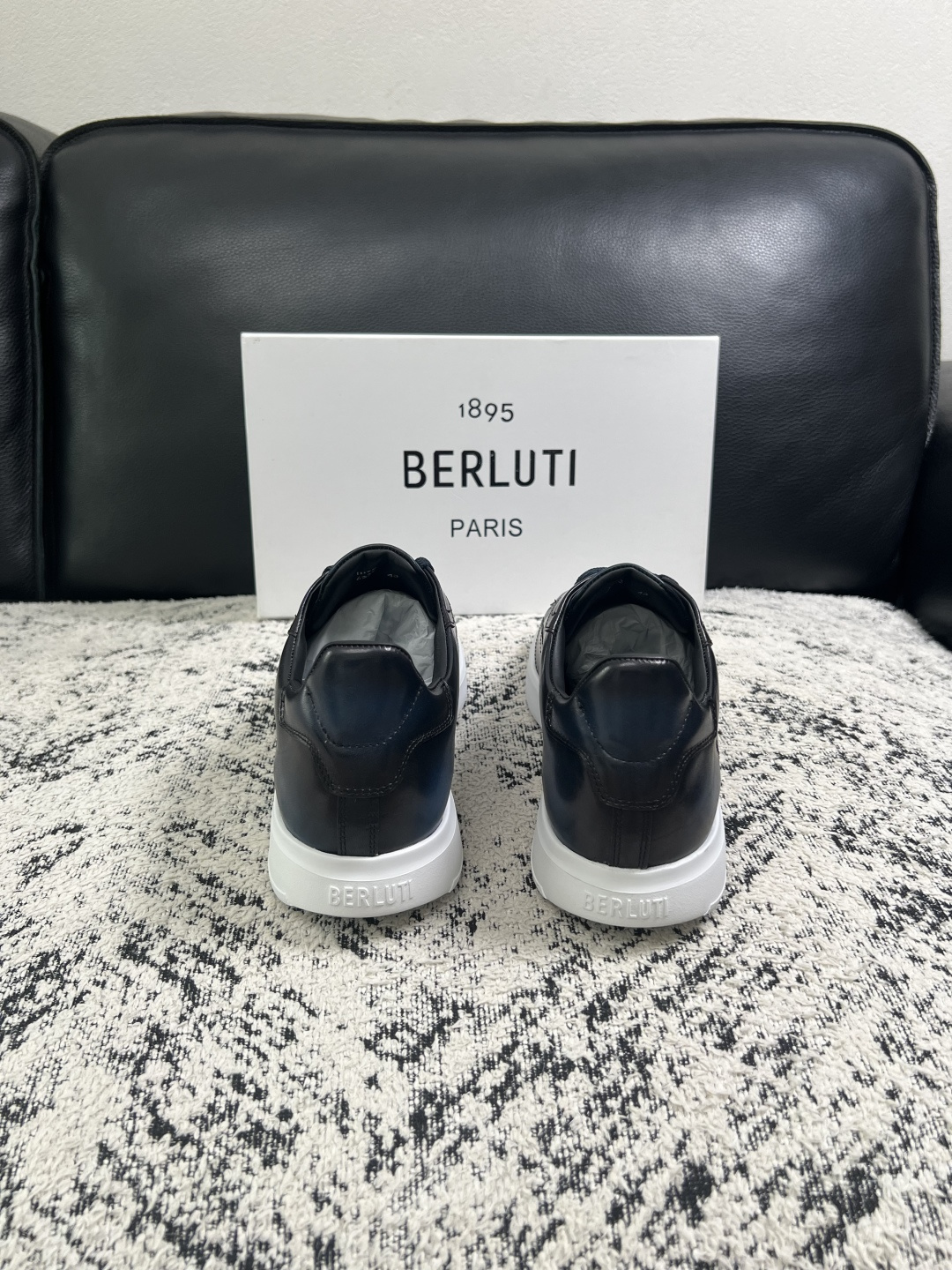Berluti  高品质  顶级工艺品  布鲁提 专柜同步发售原厂配置，意大利进口擦色开边珠牛皮面料，全进口水染牛皮里垫